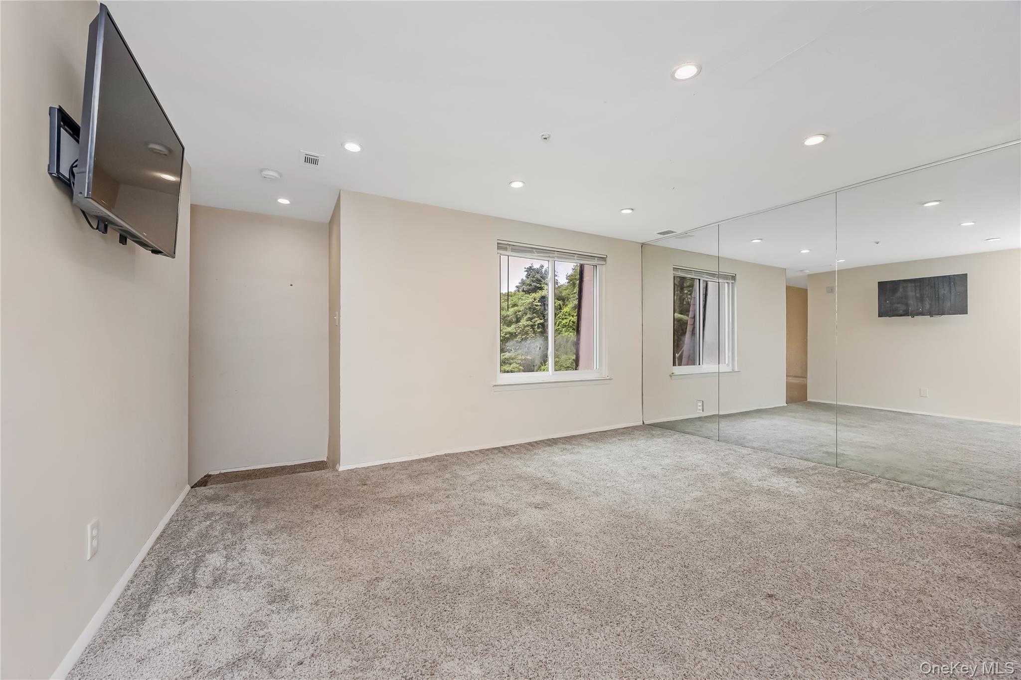 84 Glen Hollow Drive Property Photo 6