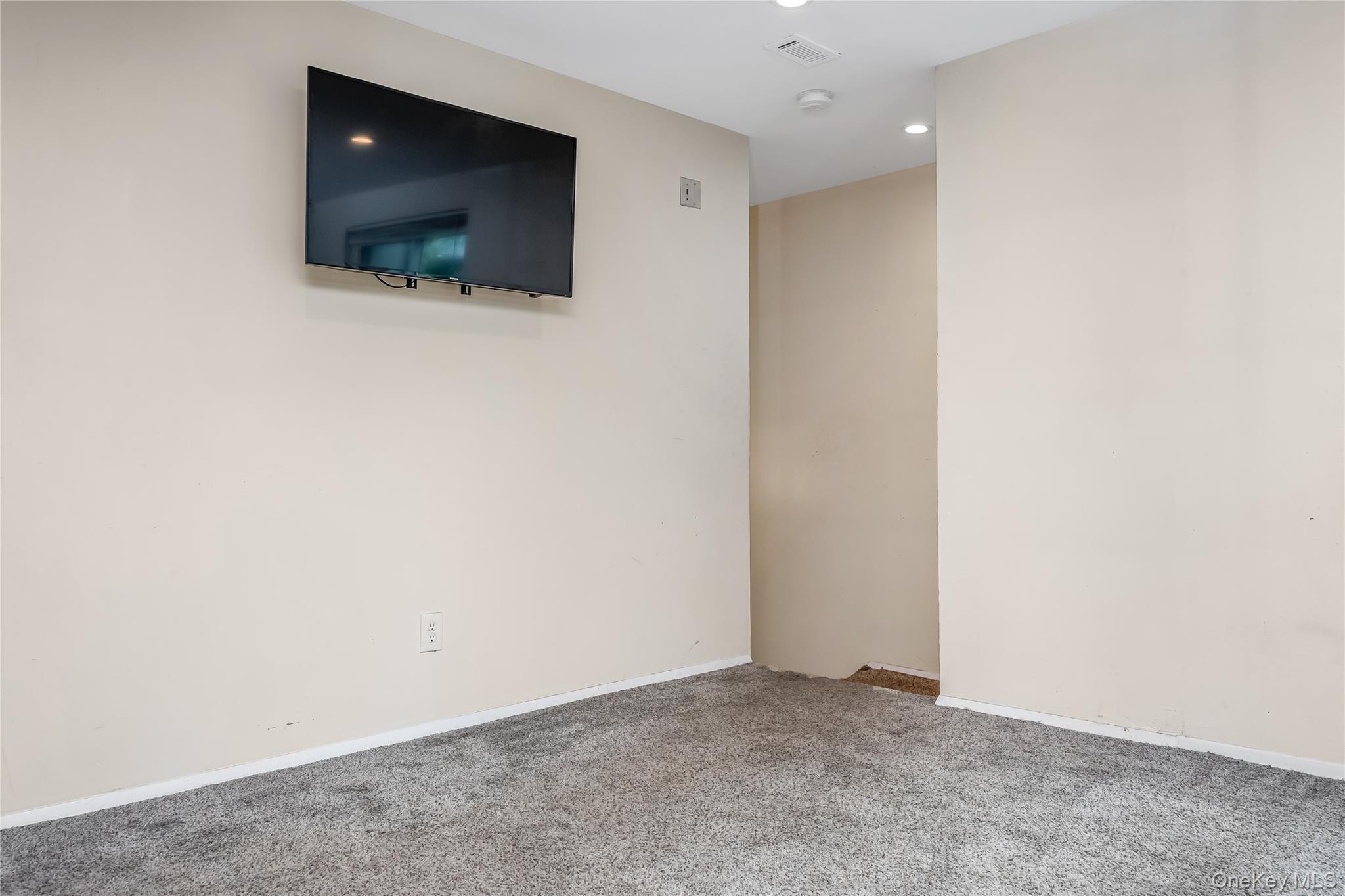 84 Glen Hollow Drive Property Photo 7