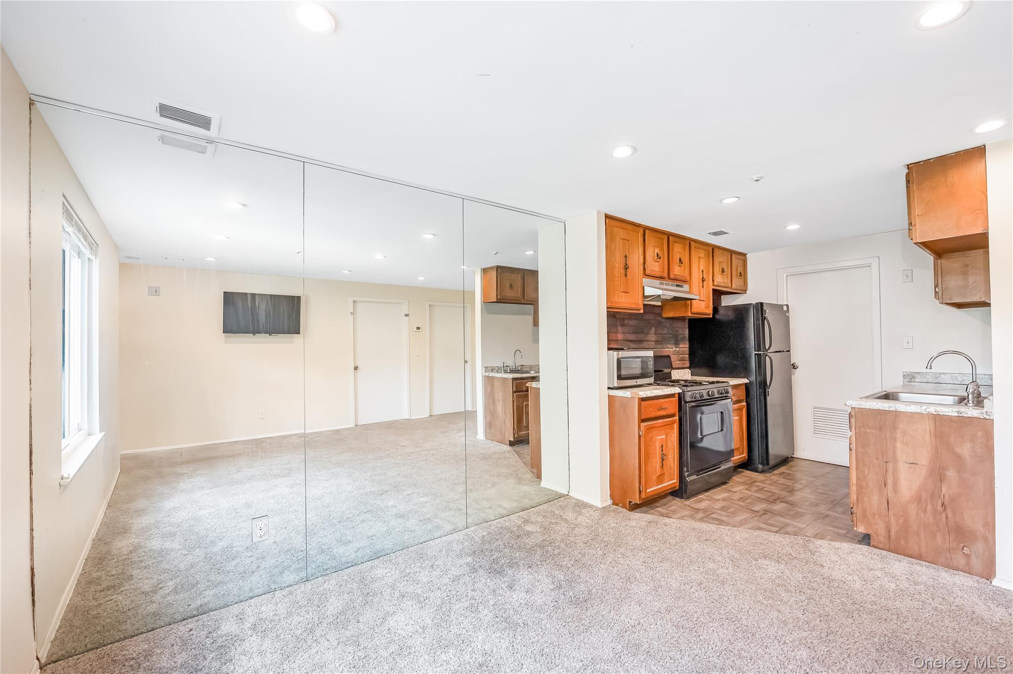 84 Glen Hollow Drive Property Photo 11