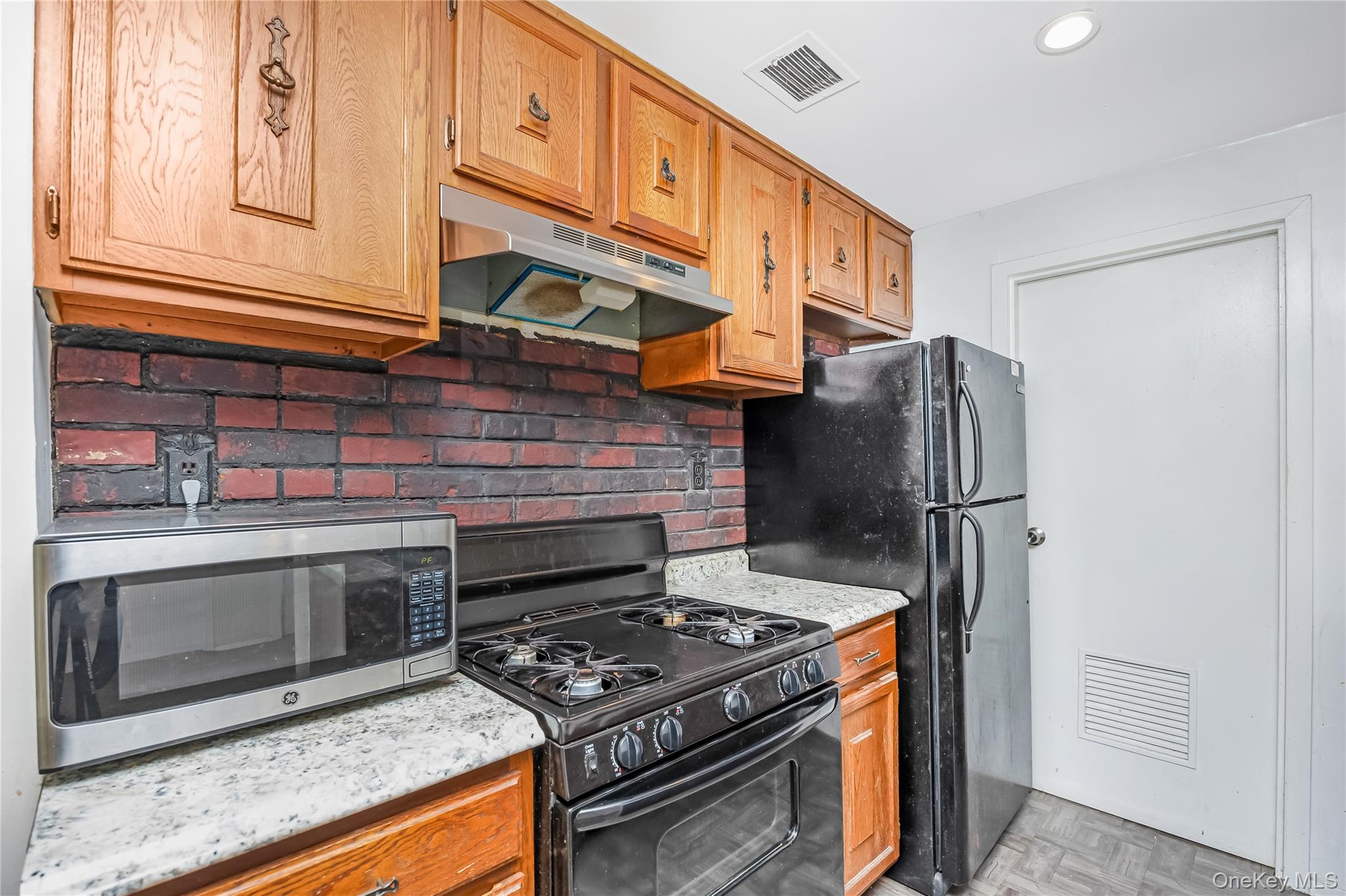84 Glen Hollow Drive Property Photo 13