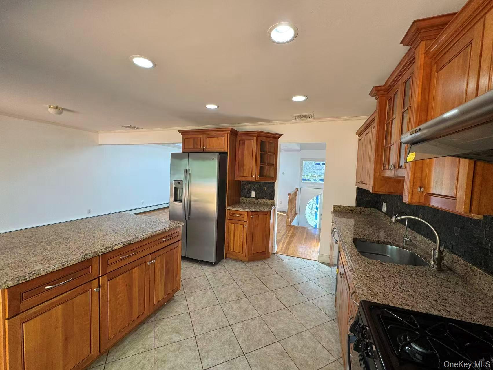 7 5th Place Property Photo 8