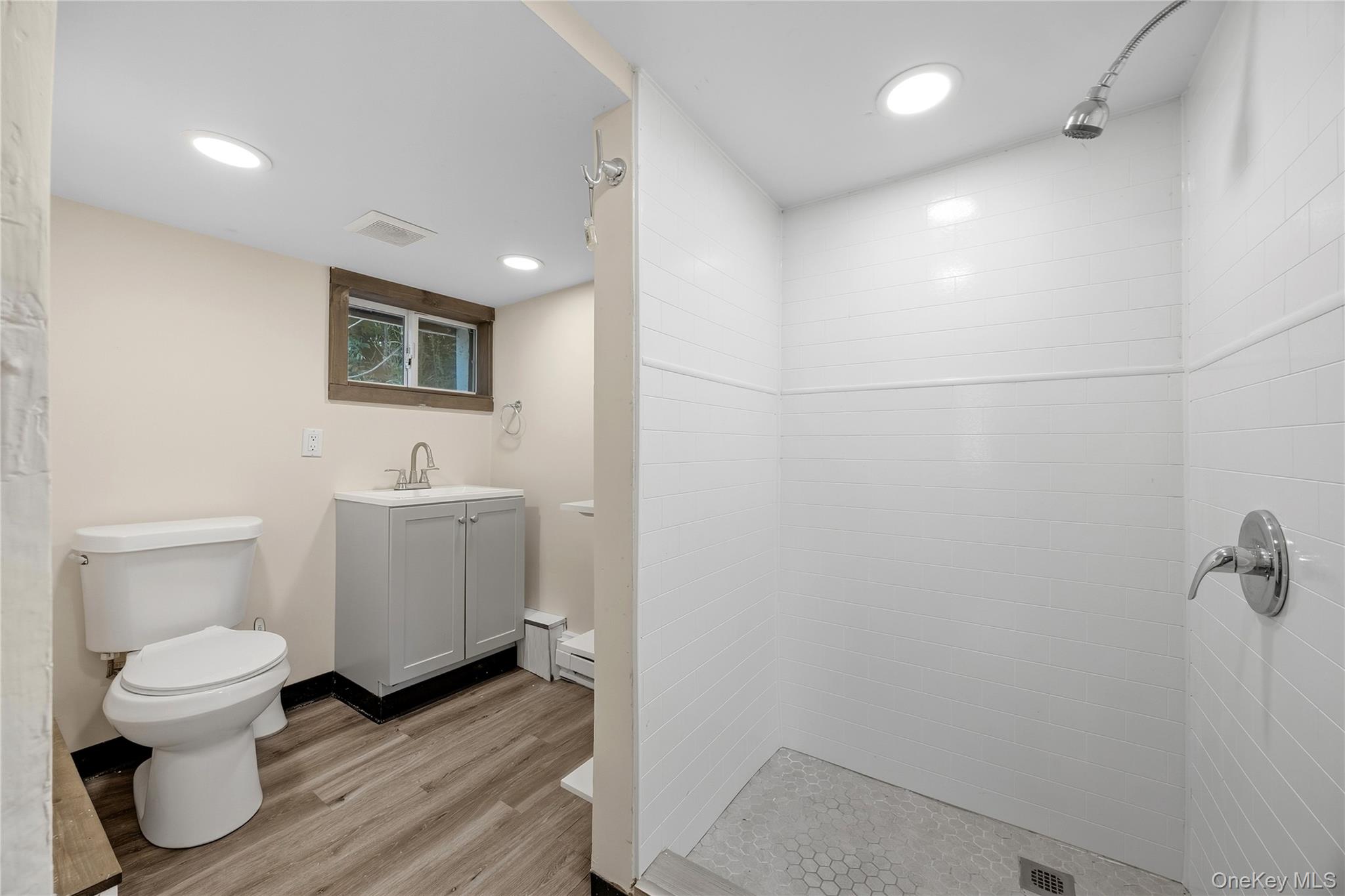 12 Montrose Drive Property Photo 9