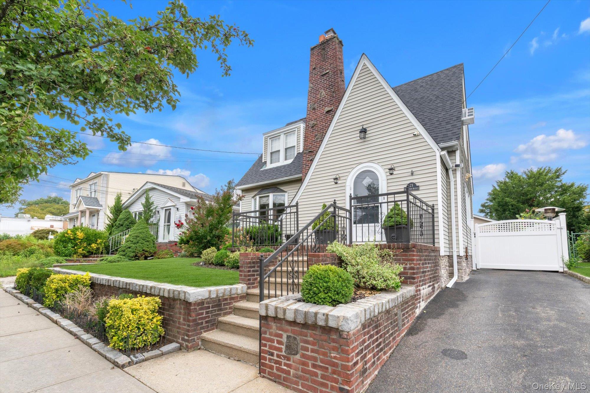 21 Hampton Avenue Property Photo 2