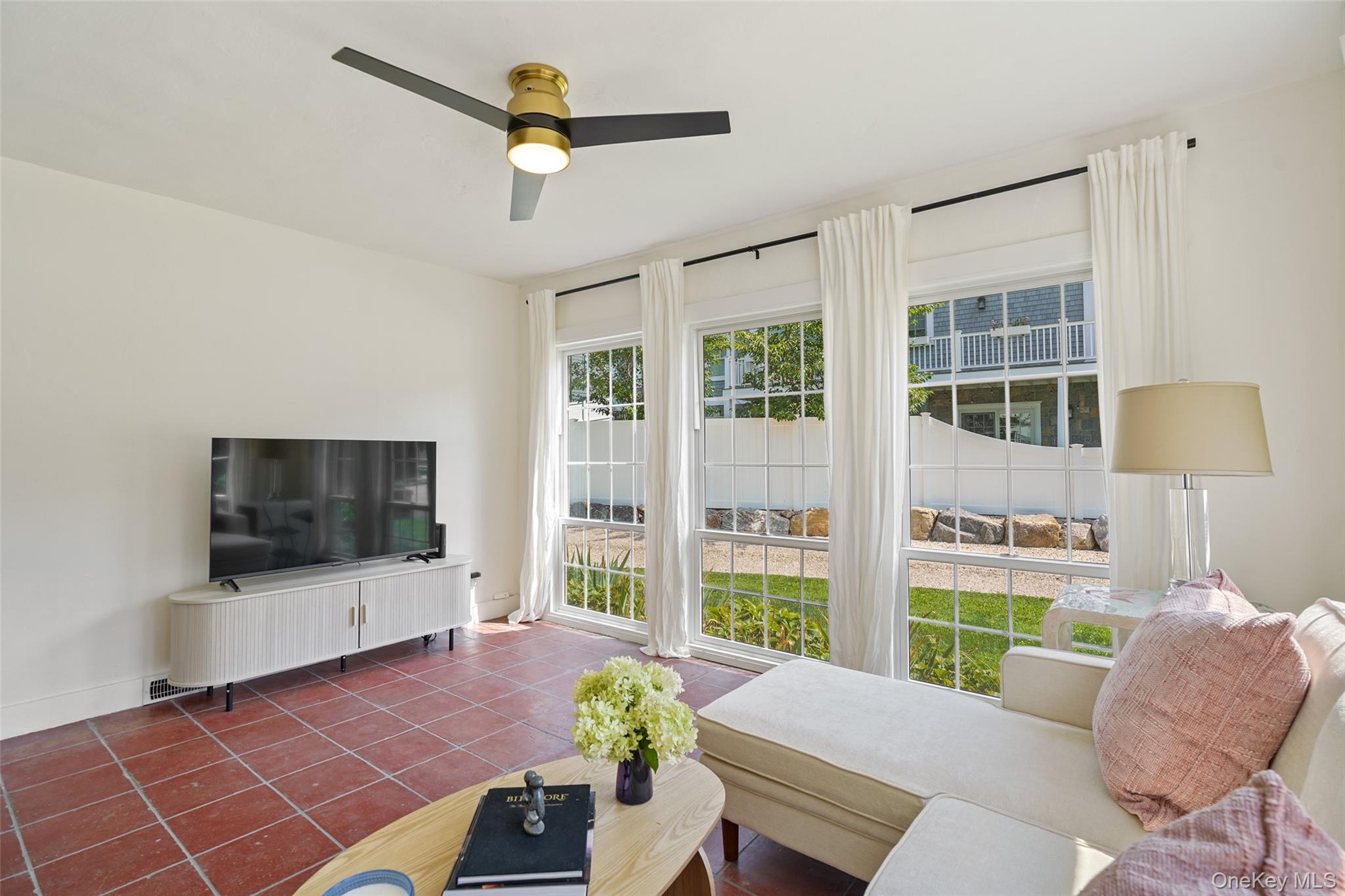 319 Oakland Beach Avenue Property Photo 8