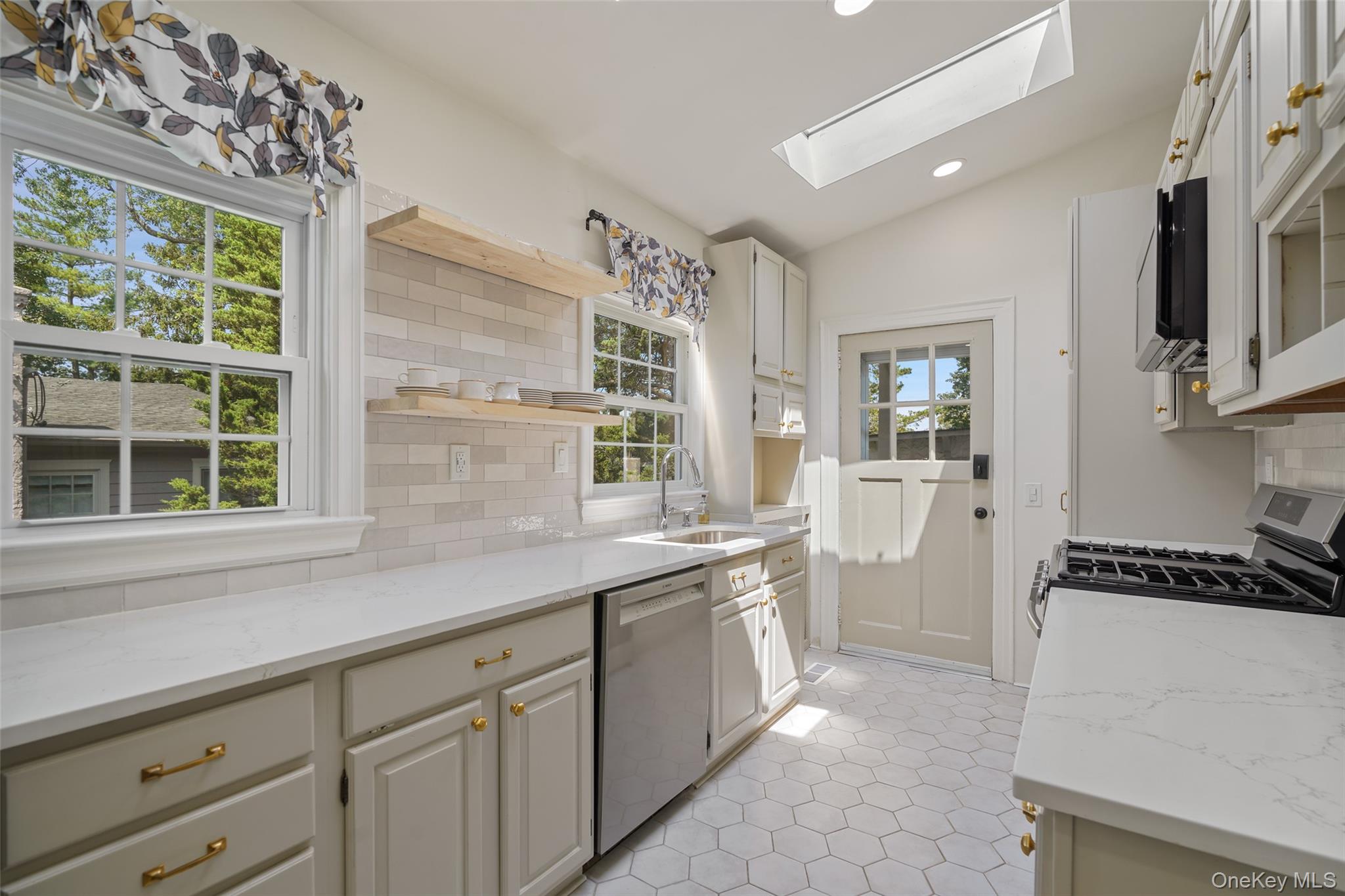 319 Oakland Beach Avenue Property Photo 10