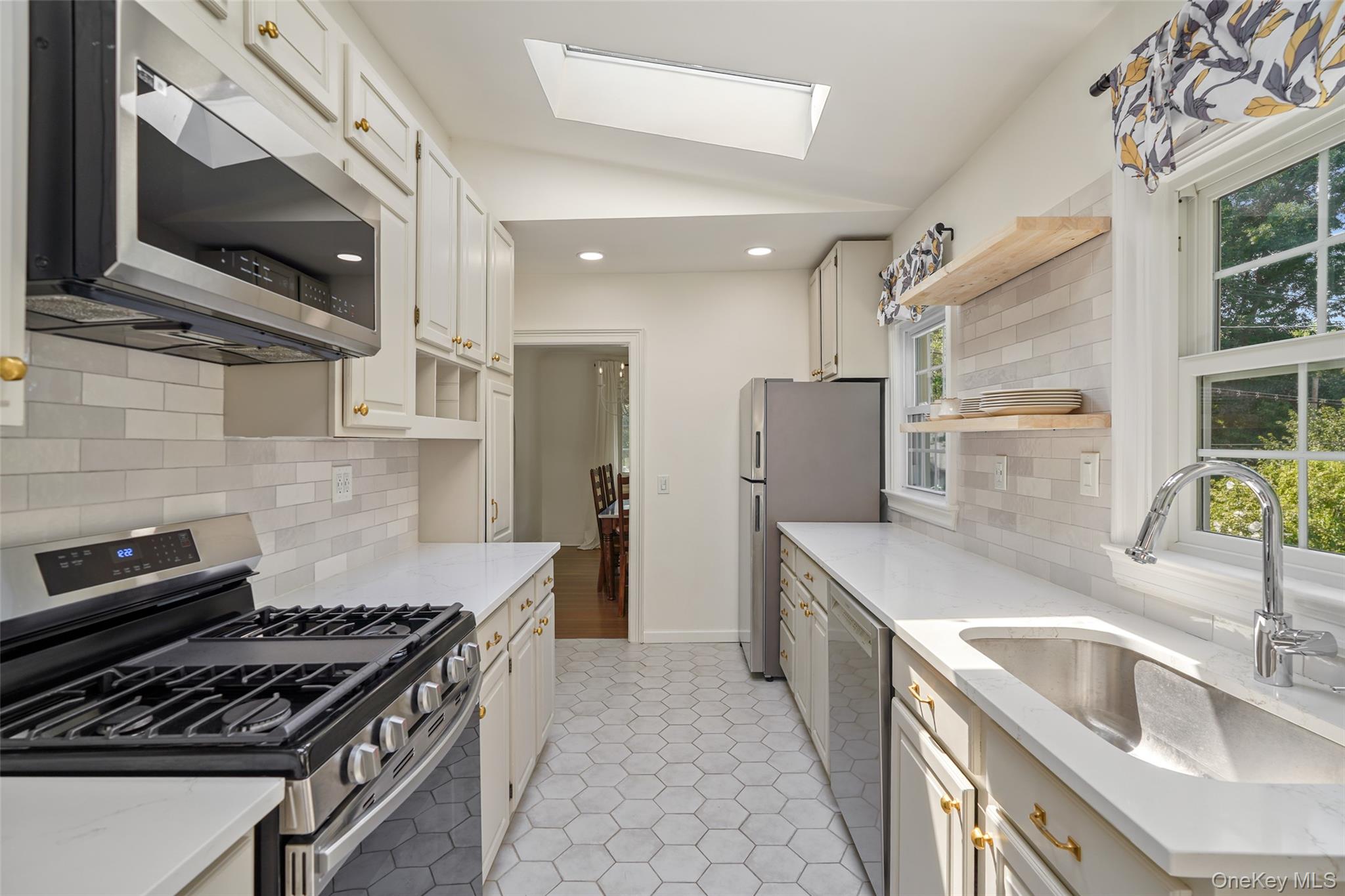 319 Oakland Beach Avenue Property Photo 12