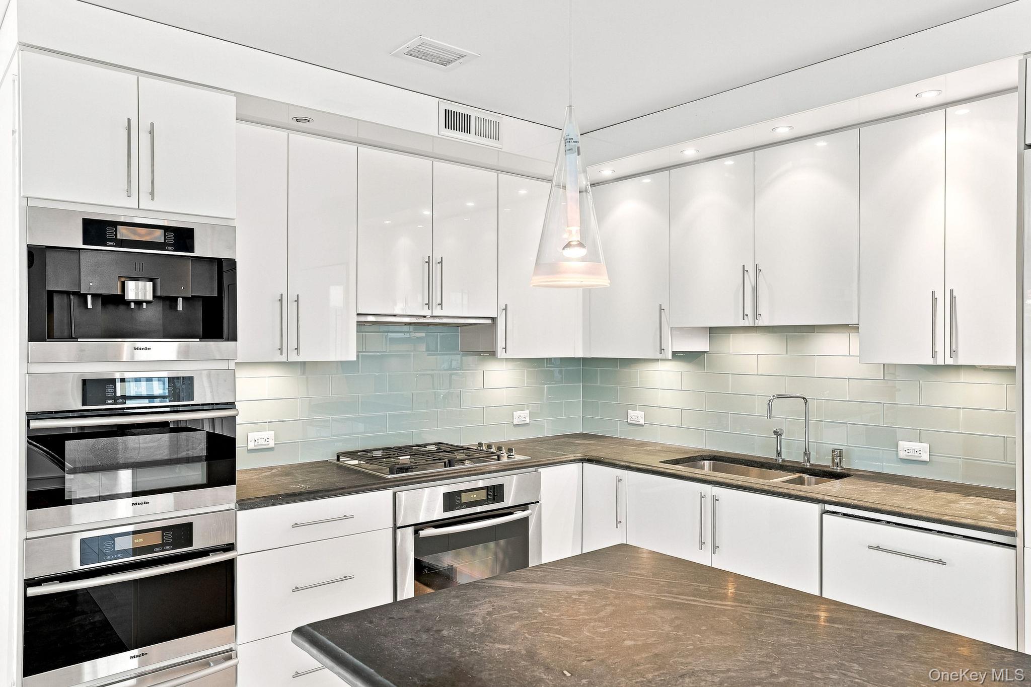 1 Renaissance Square 15d Property Photo 6