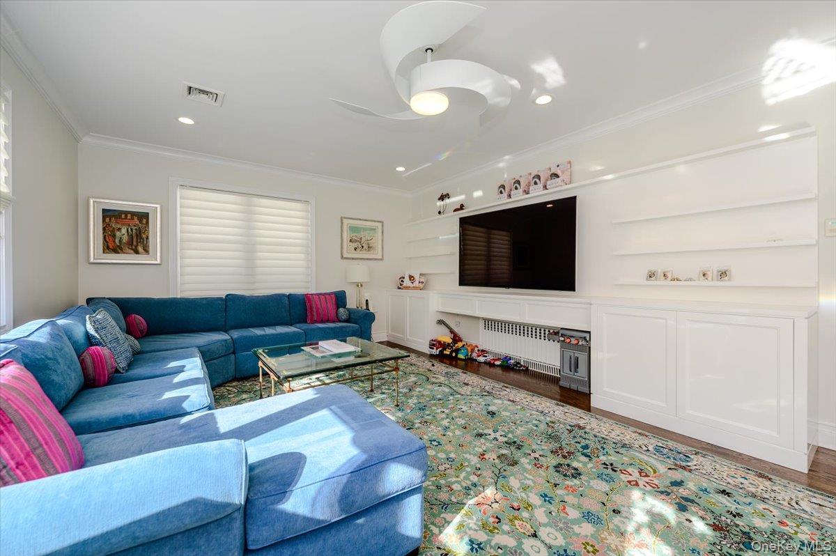 85 Suffolk Boulevard Property Photo 11