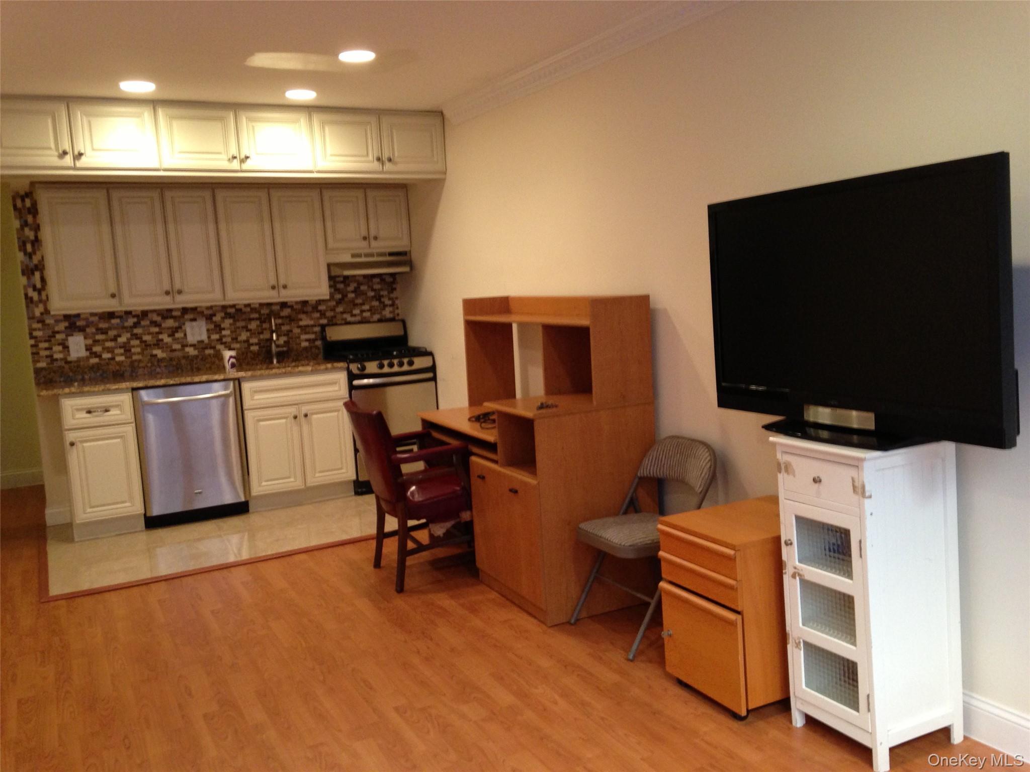15 Canterbury C-13 Property Photo 6