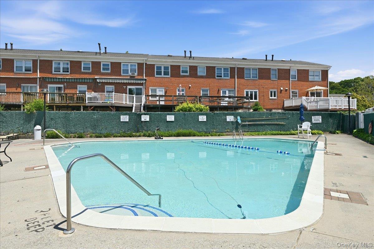 6231 Douglaston Parkway 15 Property Photo 8
