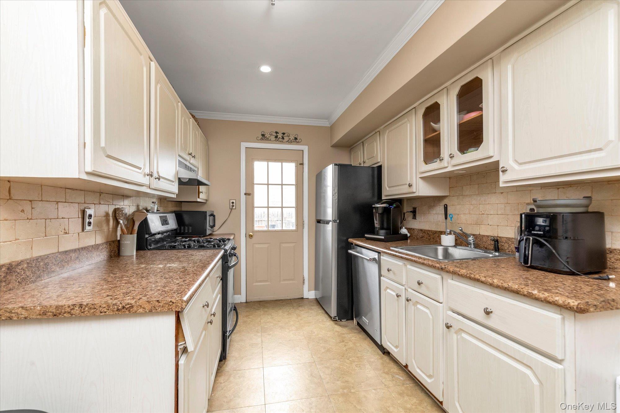 88 E Valley Stream Boulevard 6 Property Photo 8