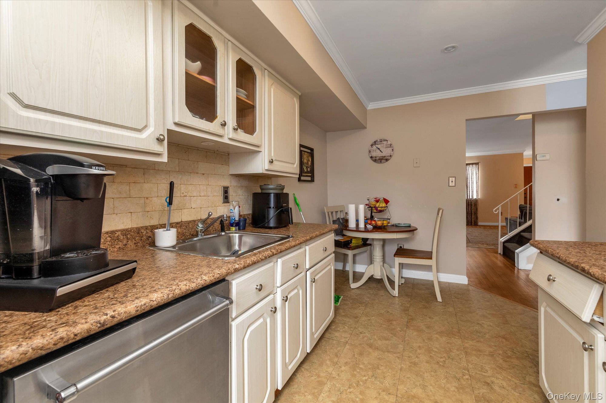 88 E Valley Stream Boulevard 6 Property Photo 9