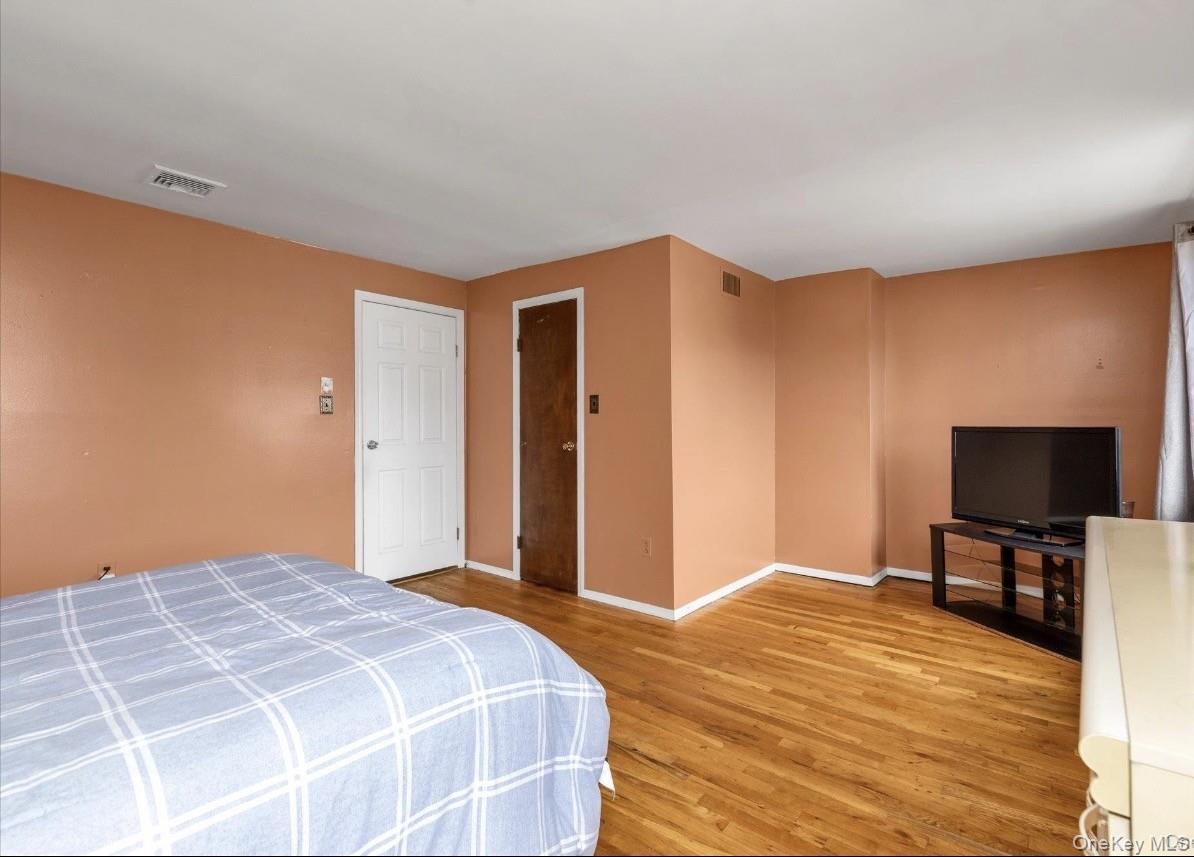 88 E Valley Stream Boulevard 6 Property Photo 12