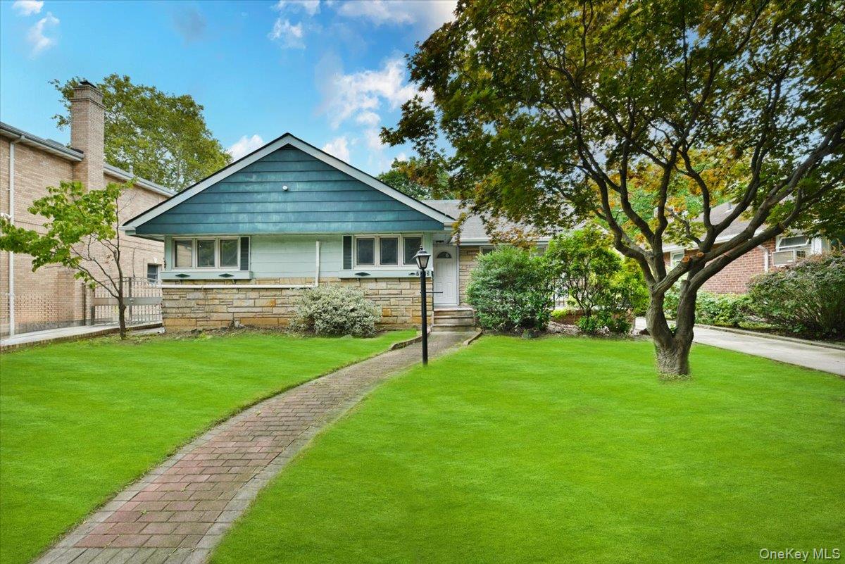 7515 196th Place Property Photo 1