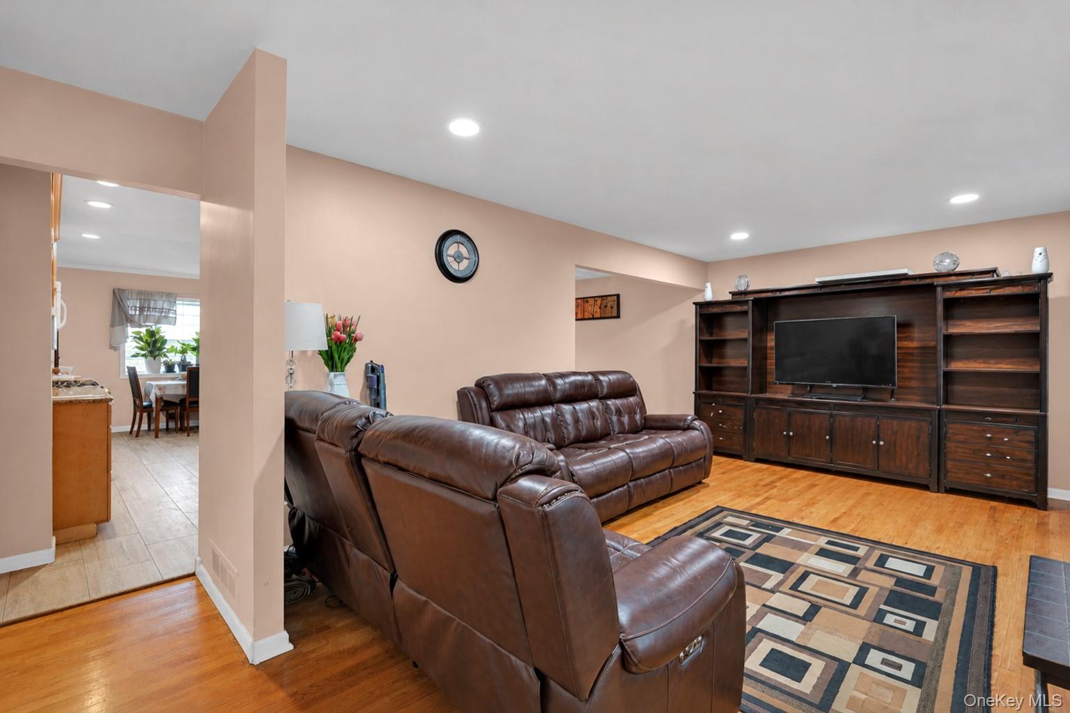 145 Thames Street Property Photo 3