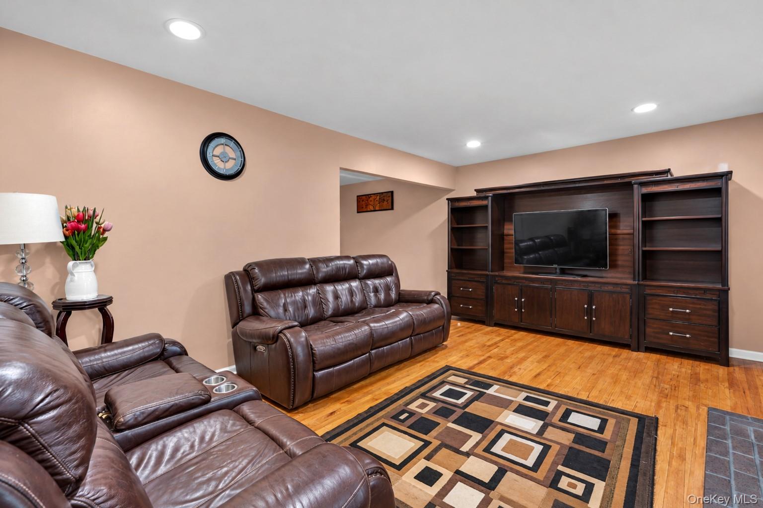 145 Thames Street Property Photo 4