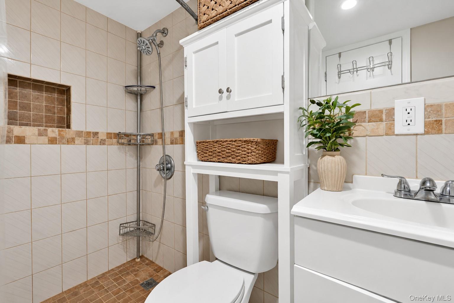 145 Thames Street Property Photo 13