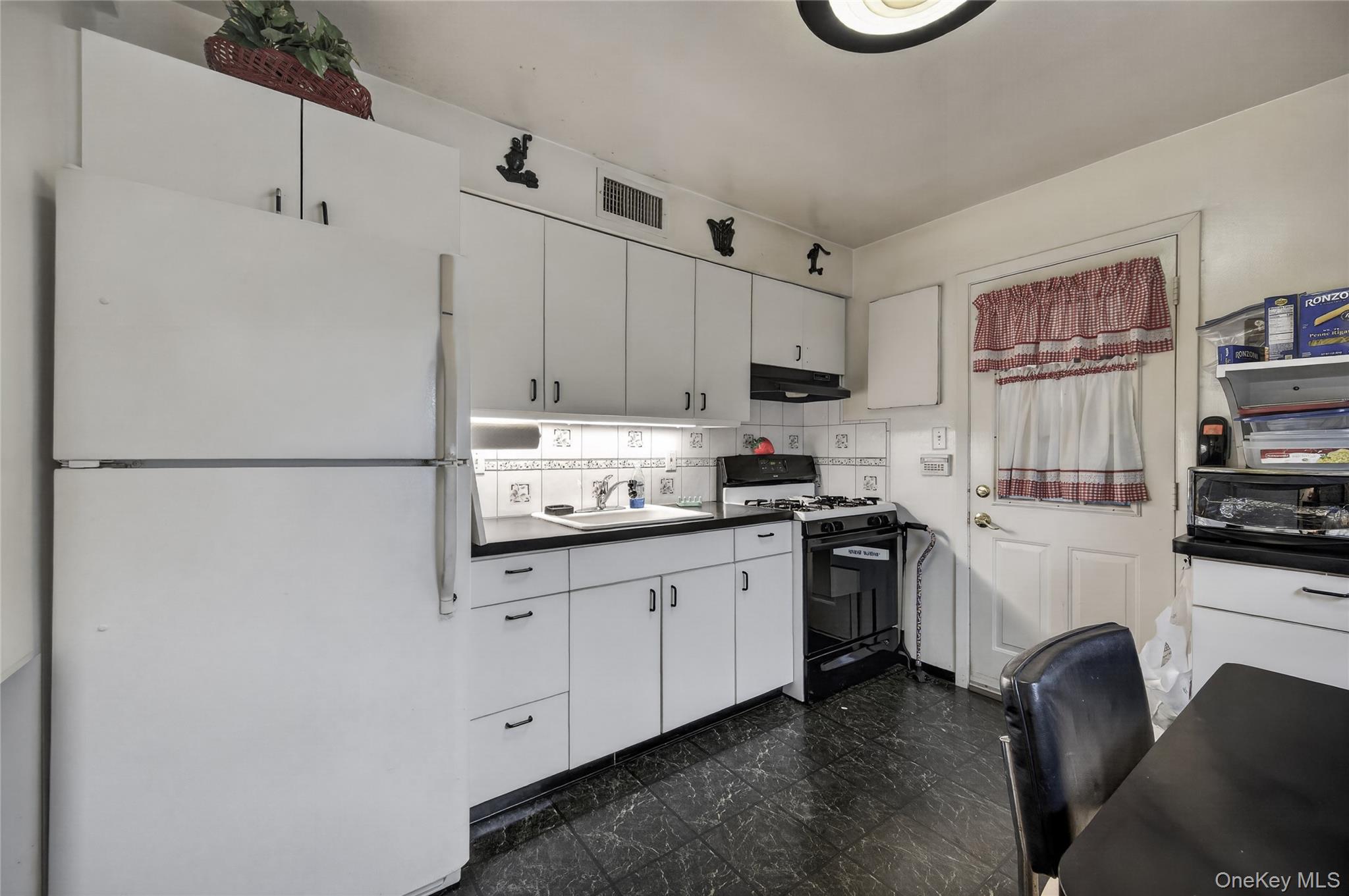 296 Jamaica Boulevard Property Photo 7