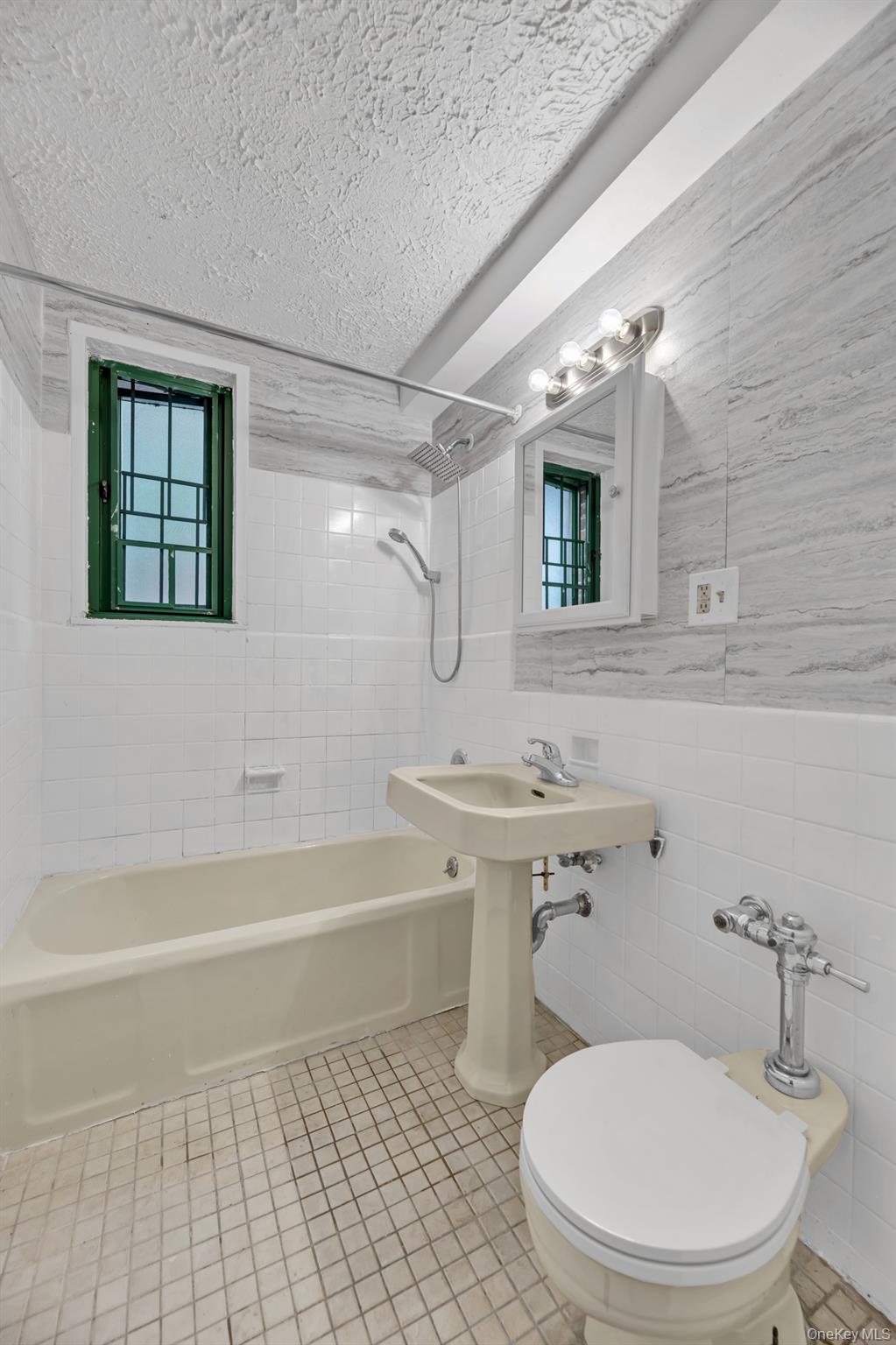 7 Metropolitan Oval Me Property Photo 6