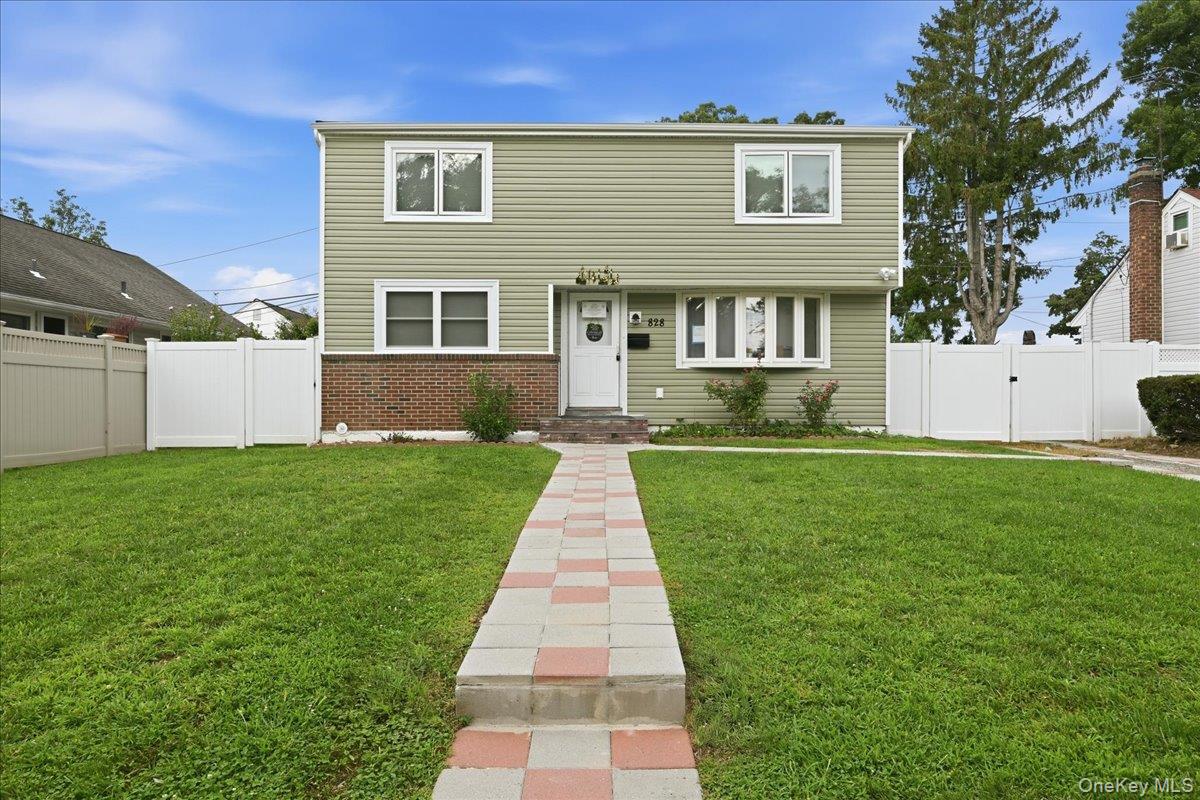828 Bruce Drive Property Photo 1
