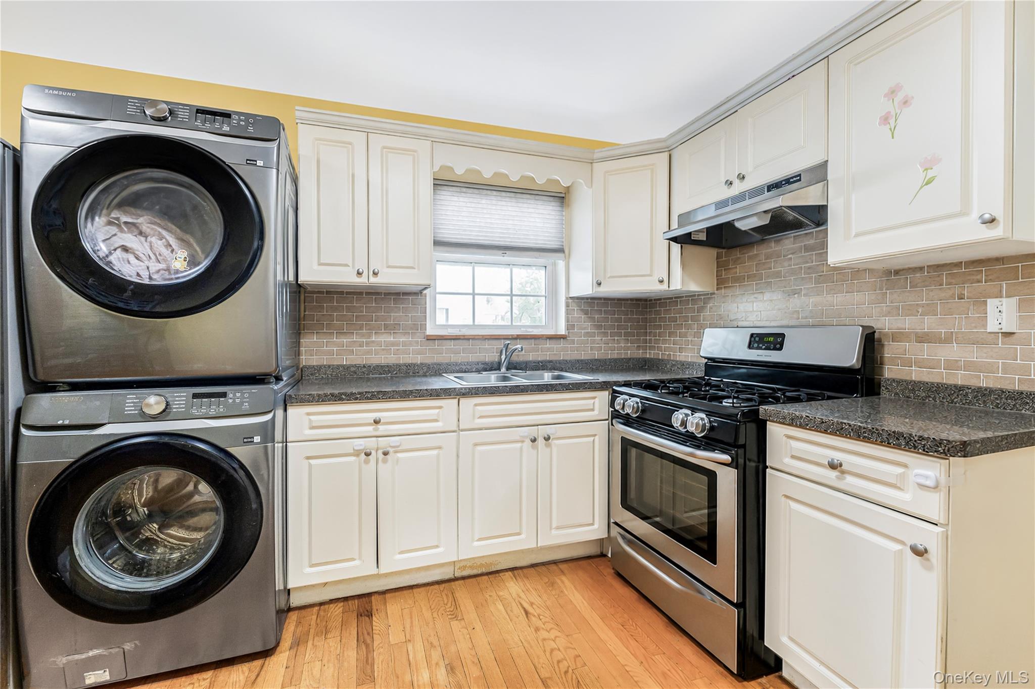 2573 Pelham Bay Park Property Photo 2