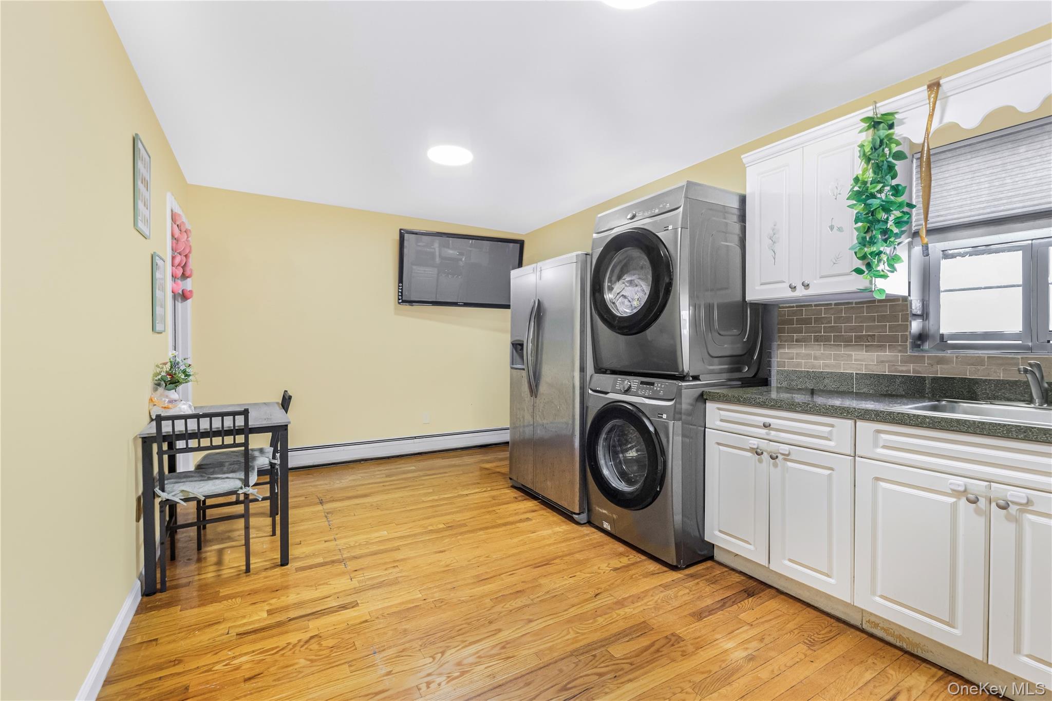 2573 Pelham Bay Park Property Photo 4