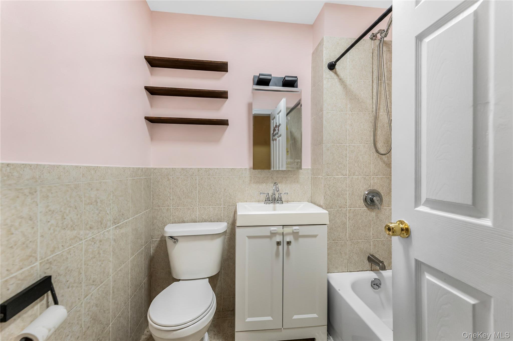 2573 Pelham Bay Park Property Photo 6