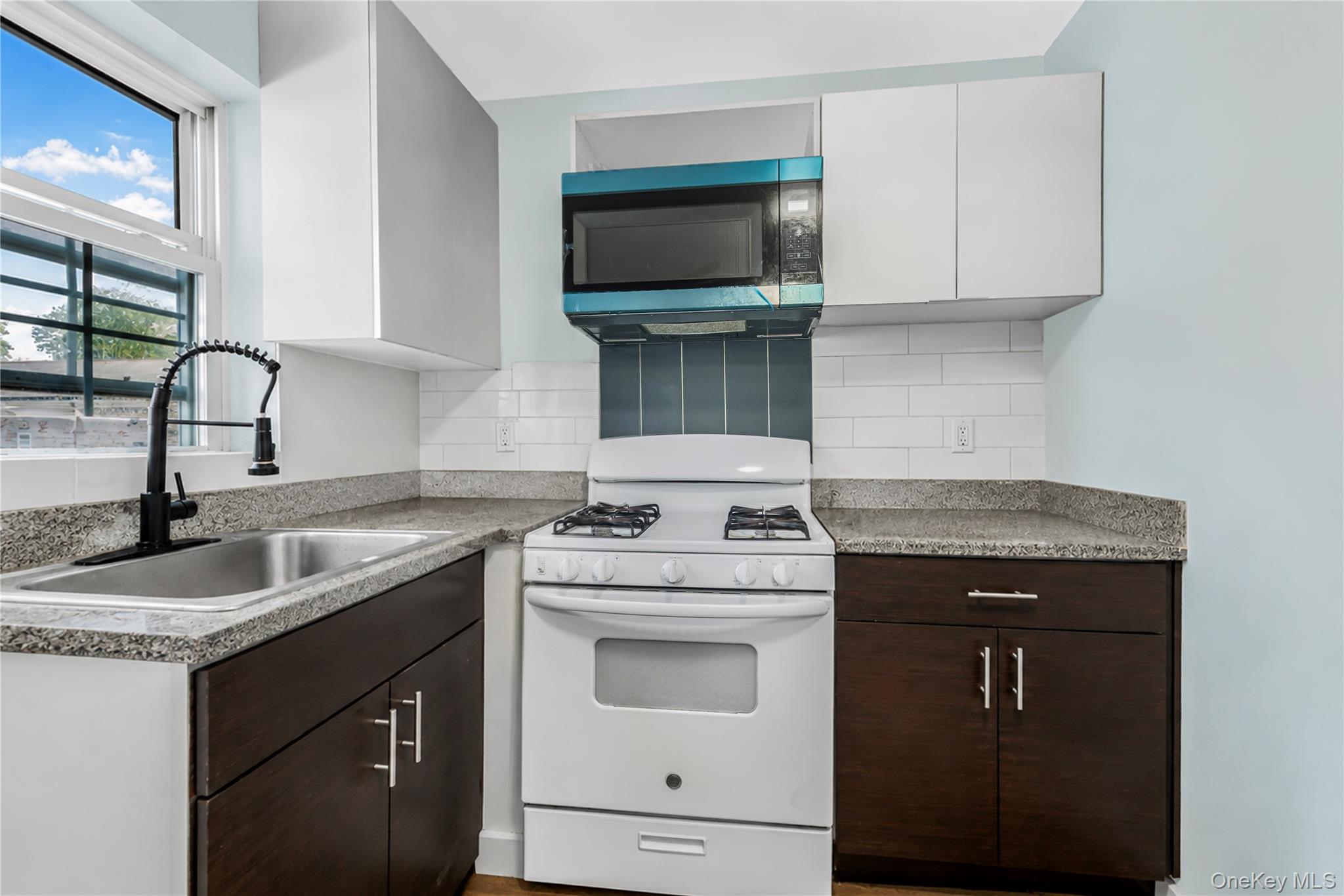 2573 Pelham Bay Park Property Photo 8