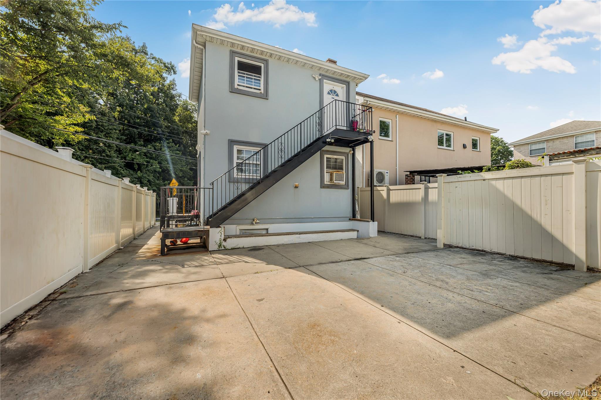 2573 Pelham Bay Park Property Photo 18