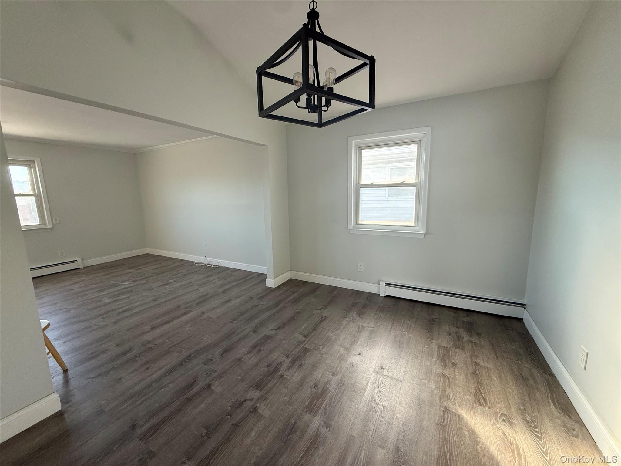 885 E Park Avenue Upper Property Photo 2
