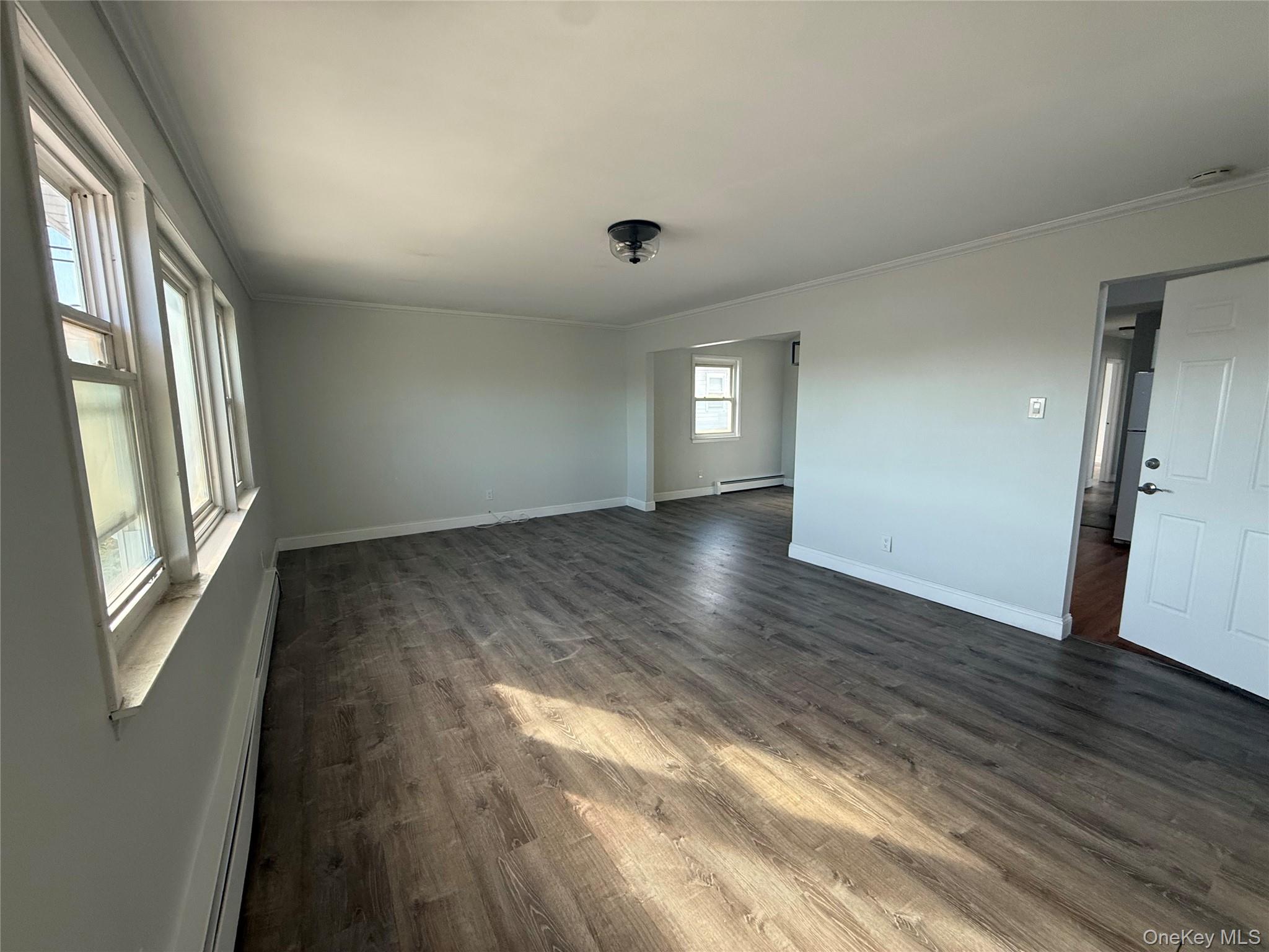 885 E Park Avenue Upper Property Photo 3