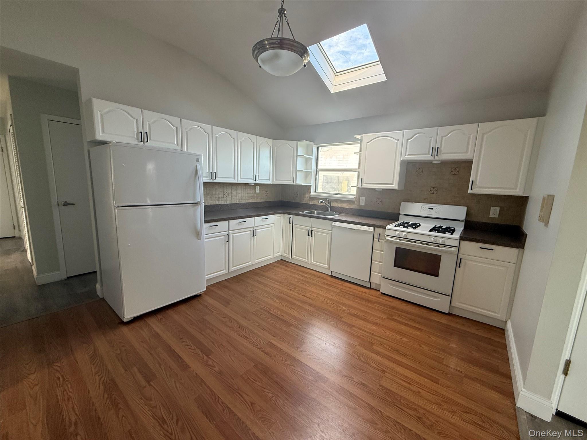 885 E Park Avenue Upper Property Photo 5