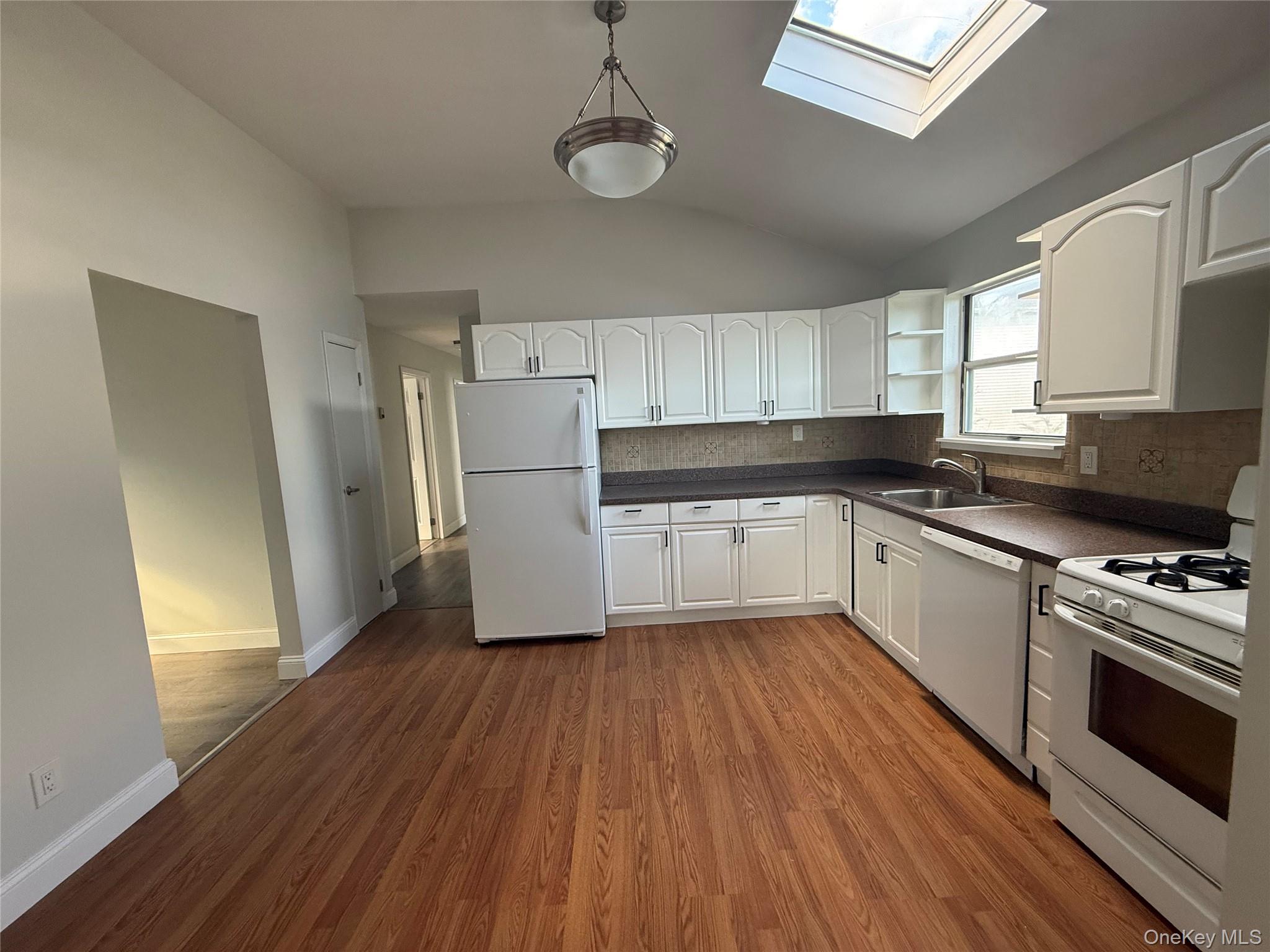 885 E Park Avenue Upper Property Photo 6