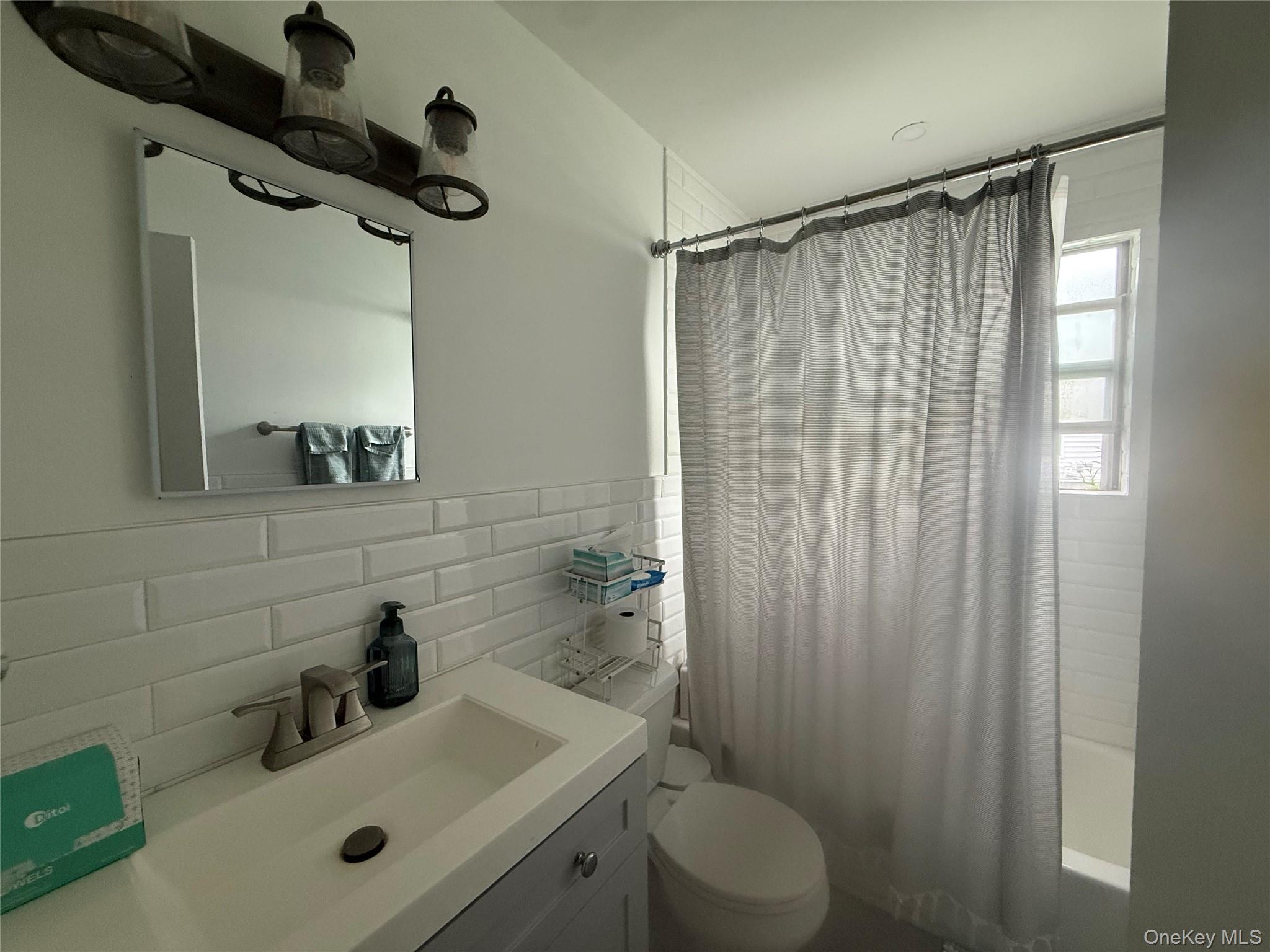 885 E Park Avenue Upper Property Photo 12