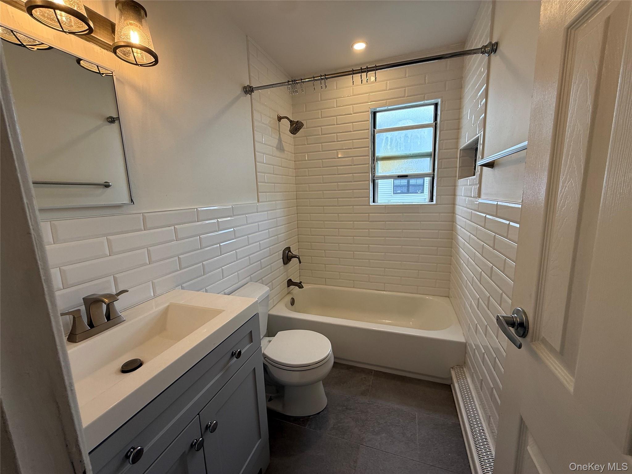 885 E Park Avenue Upper Property Photo 16