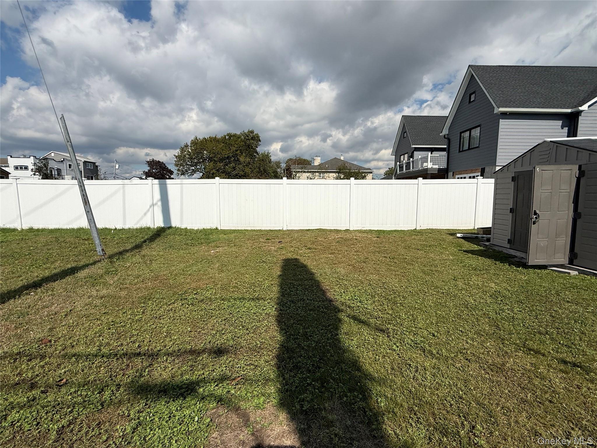 885 E Park Avenue Upper Property Photo 21