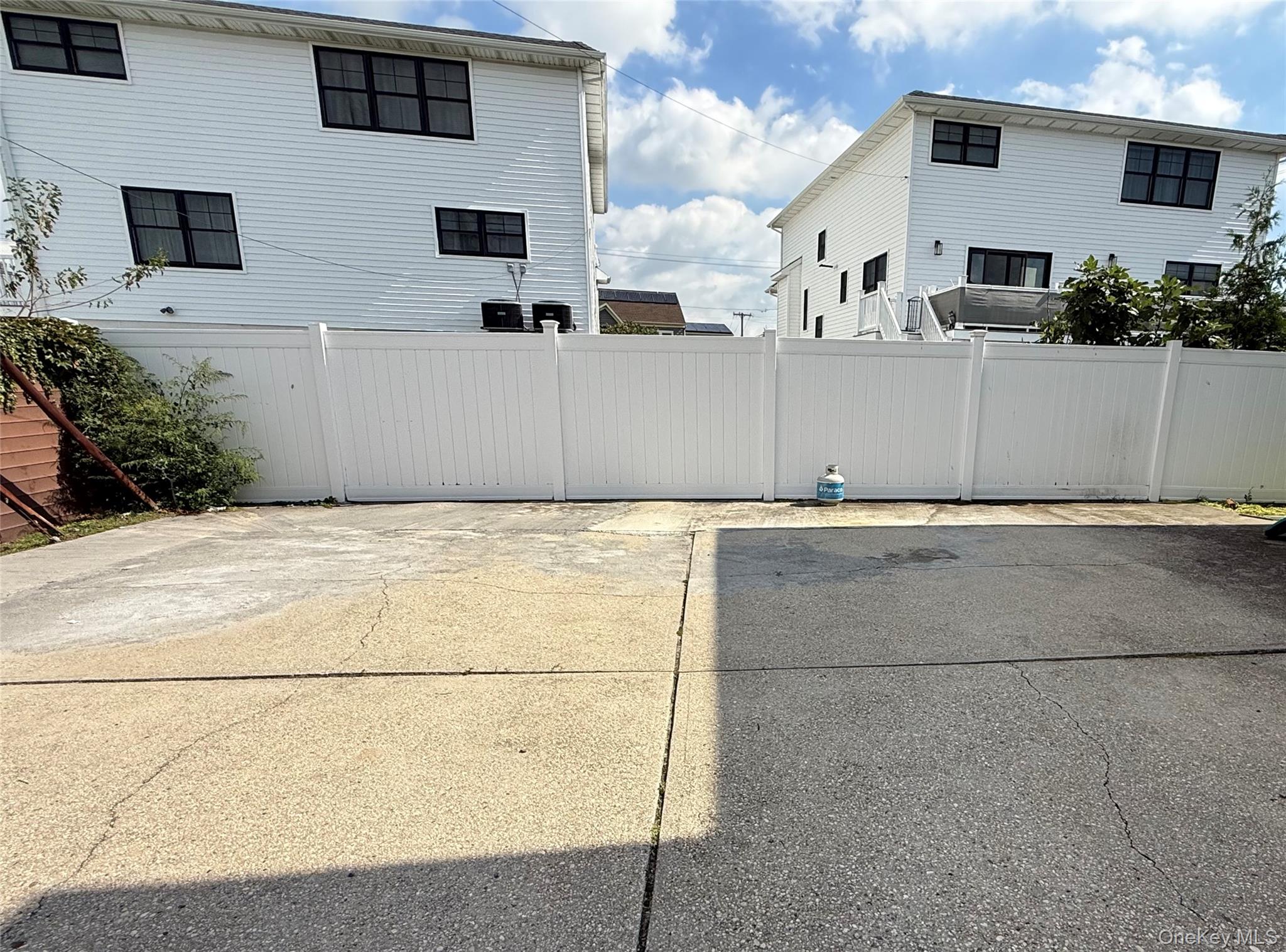 885 E Park Avenue Upper Property Photo 22