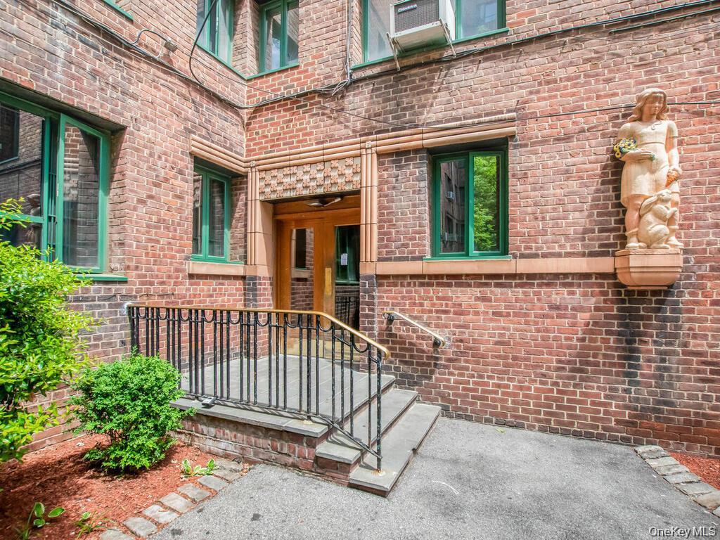 1503 Metropolitan Avenue 6E Property Photo 1