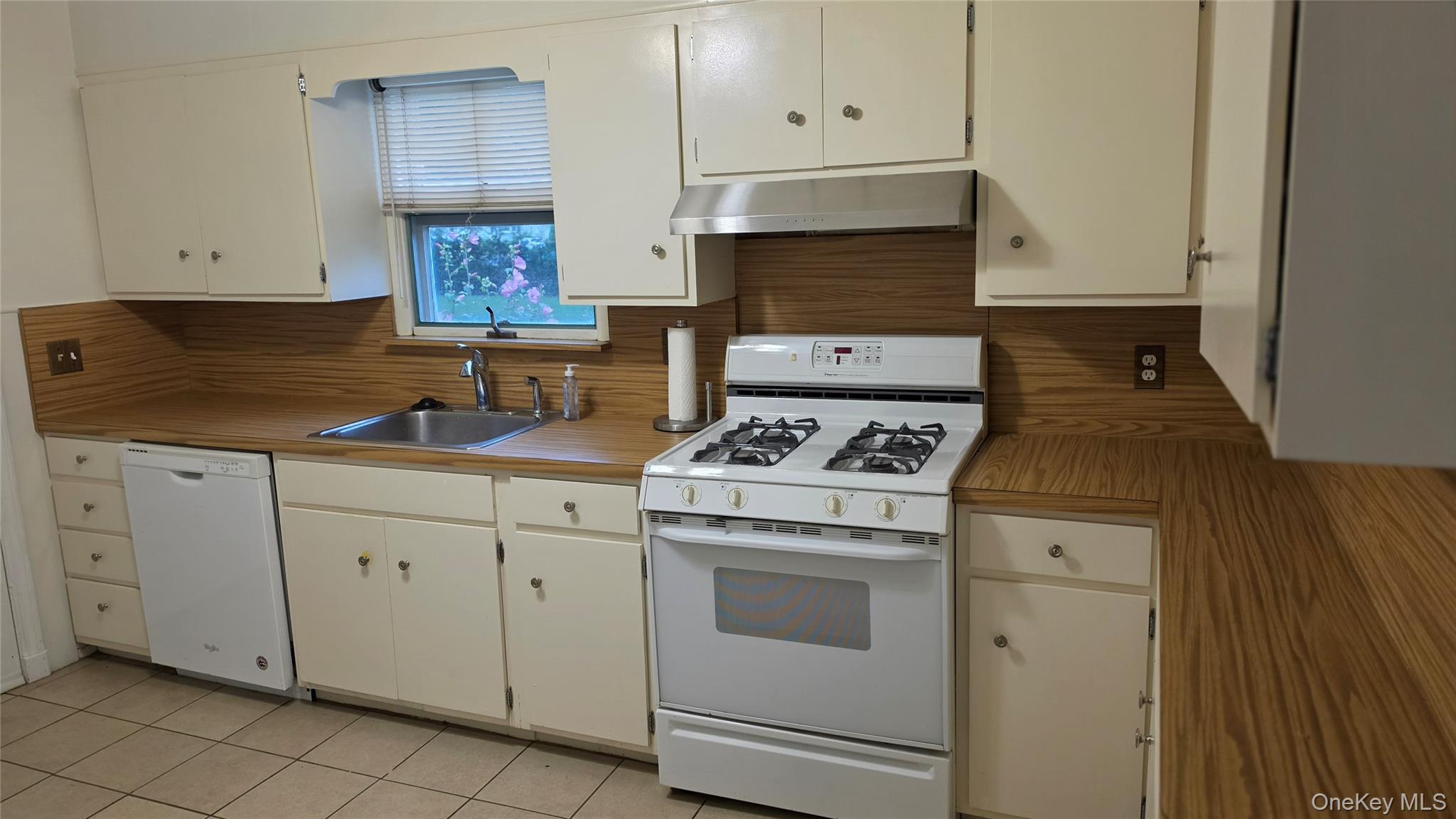 27 Haines Boulevard Property Photo 6