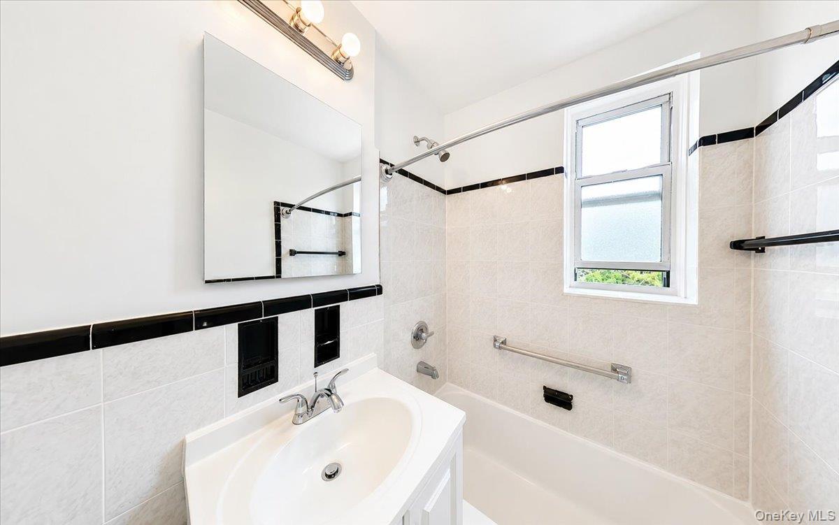 82-40 Austin Street 6b Property Photo 24