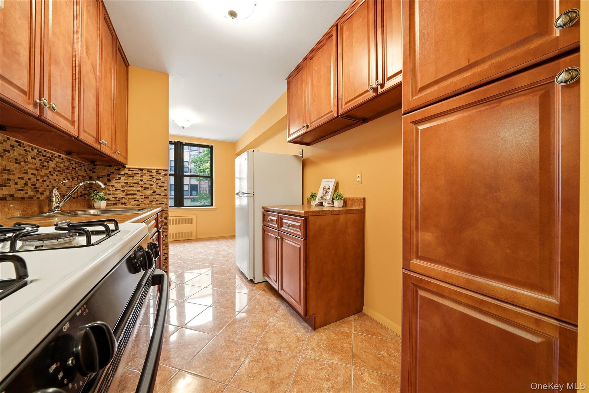 1874 Pelham Pkway S 2n Property Photo 8