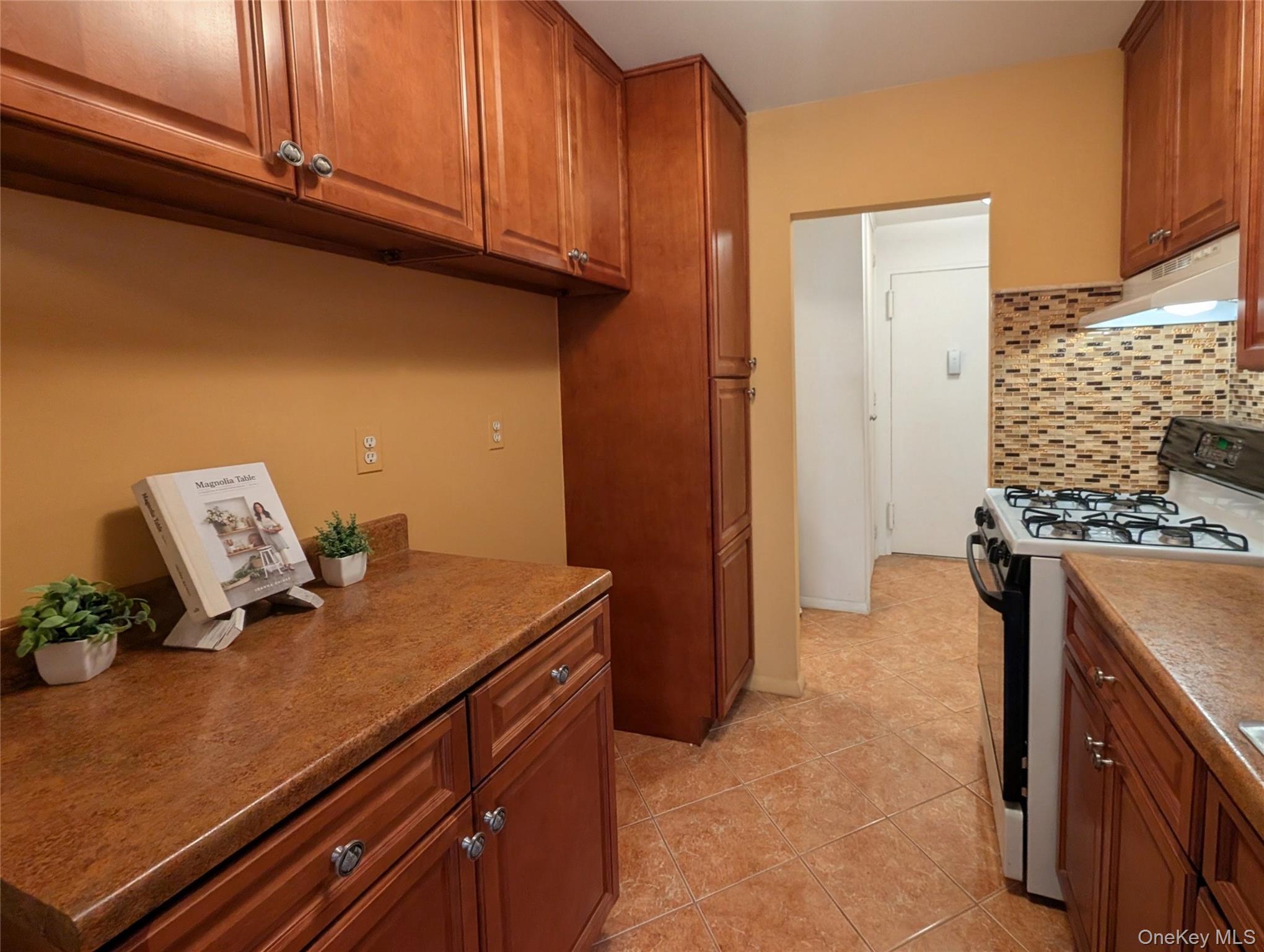 1874 Pelham Pkway S 2n Property Photo 10