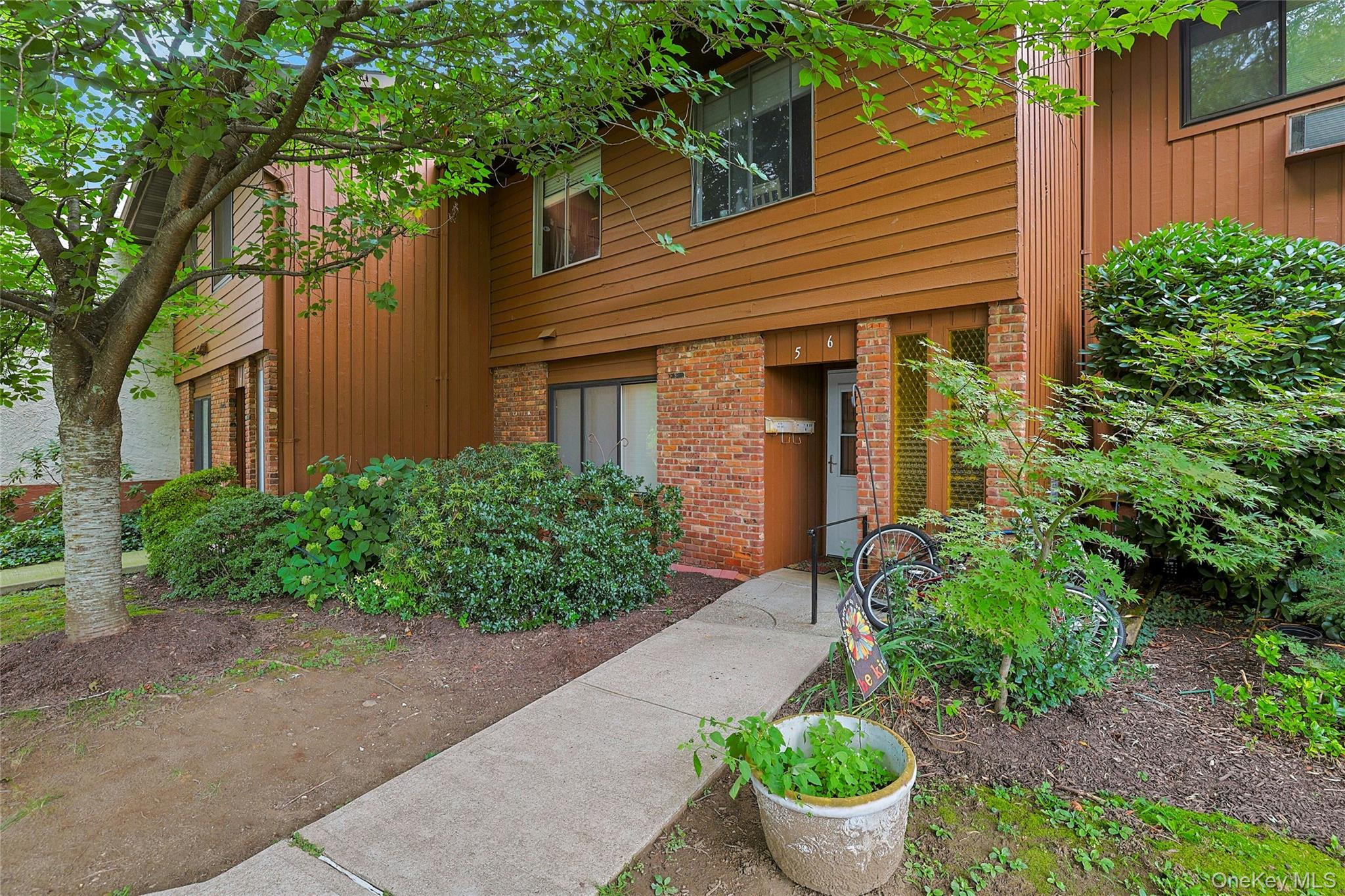 5 Coachlight Square Property Photo 2