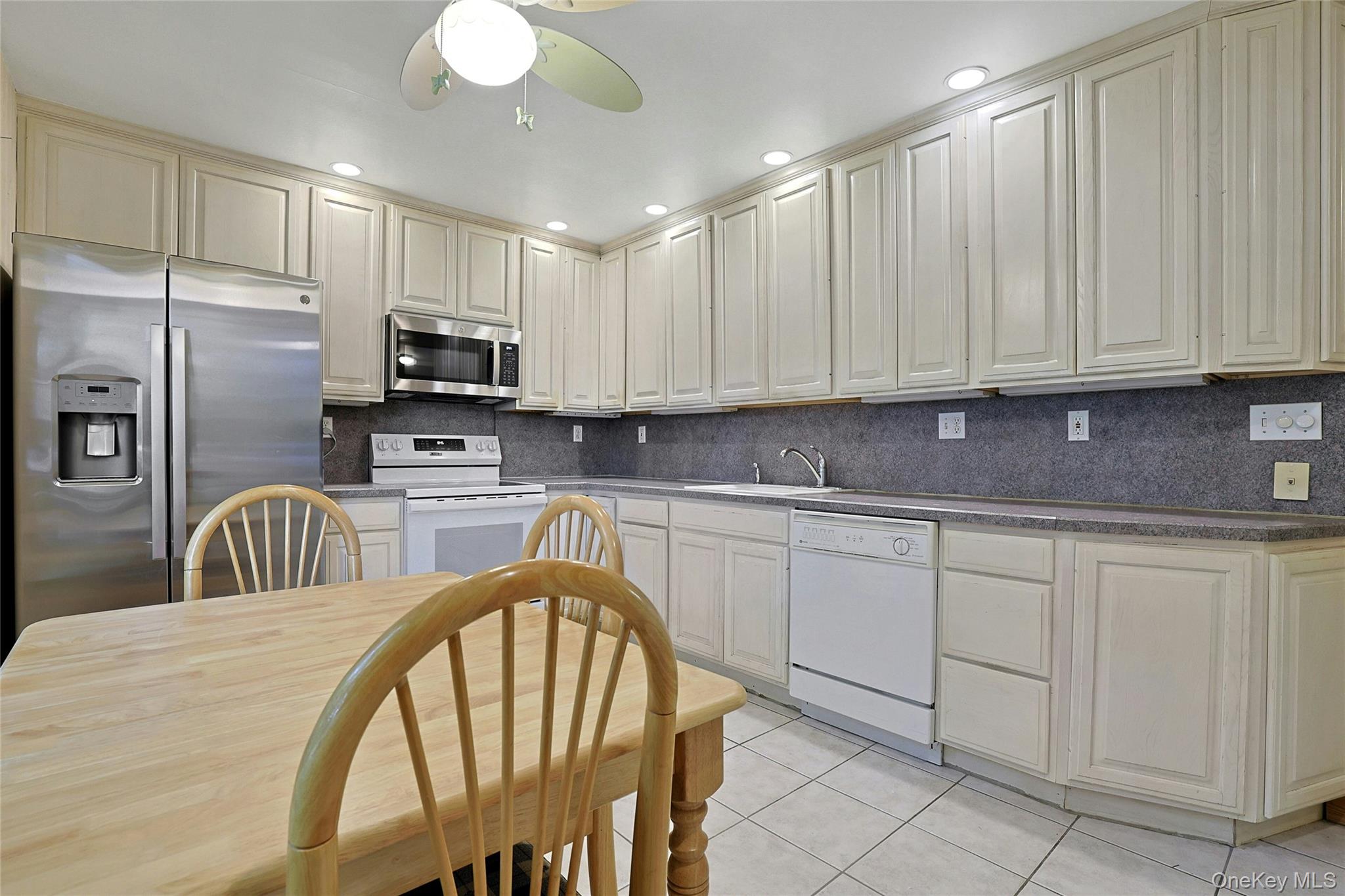 5 Coachlight Square Property Photo 6