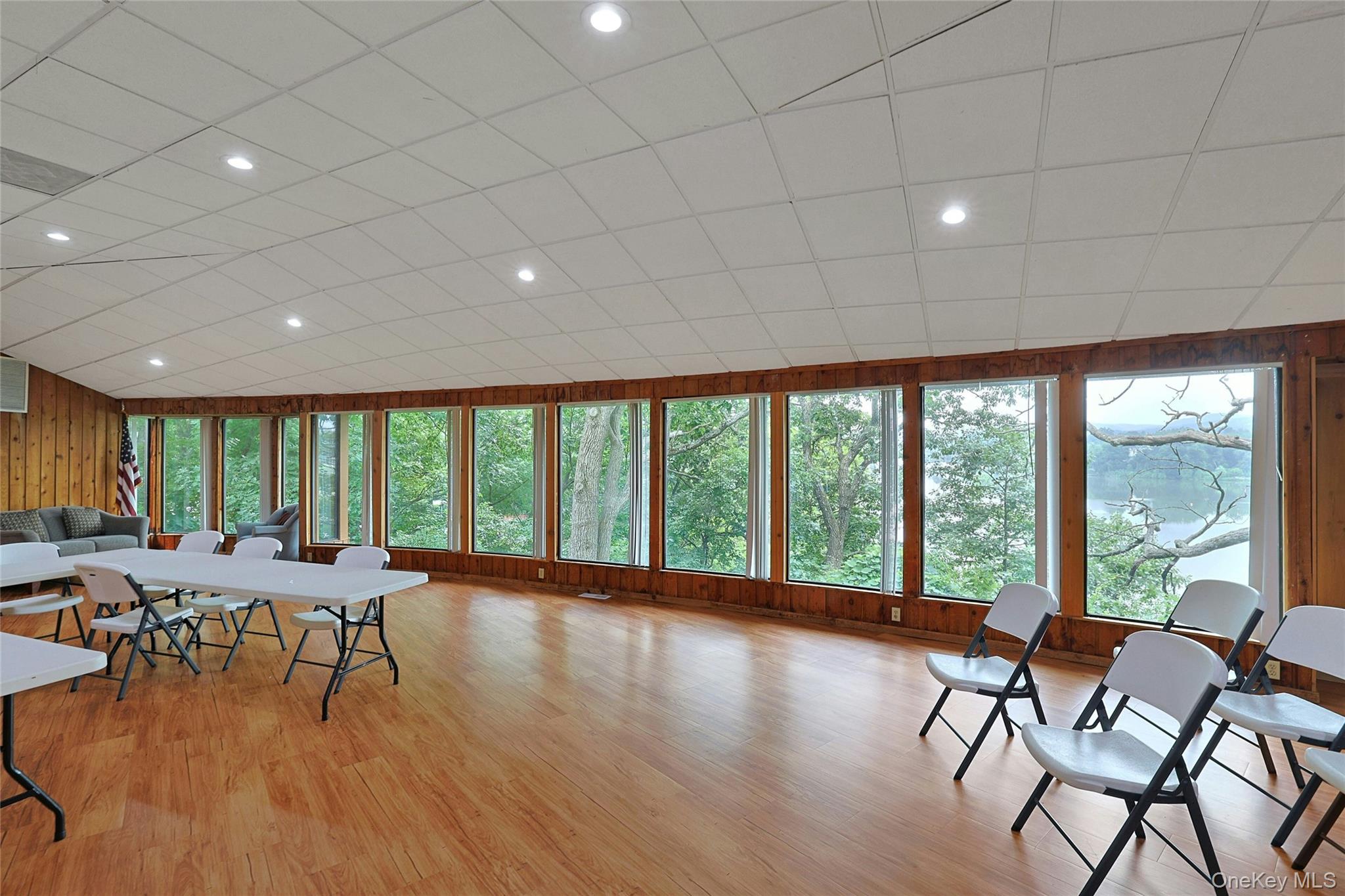5 Coachlight Square Property Photo 16