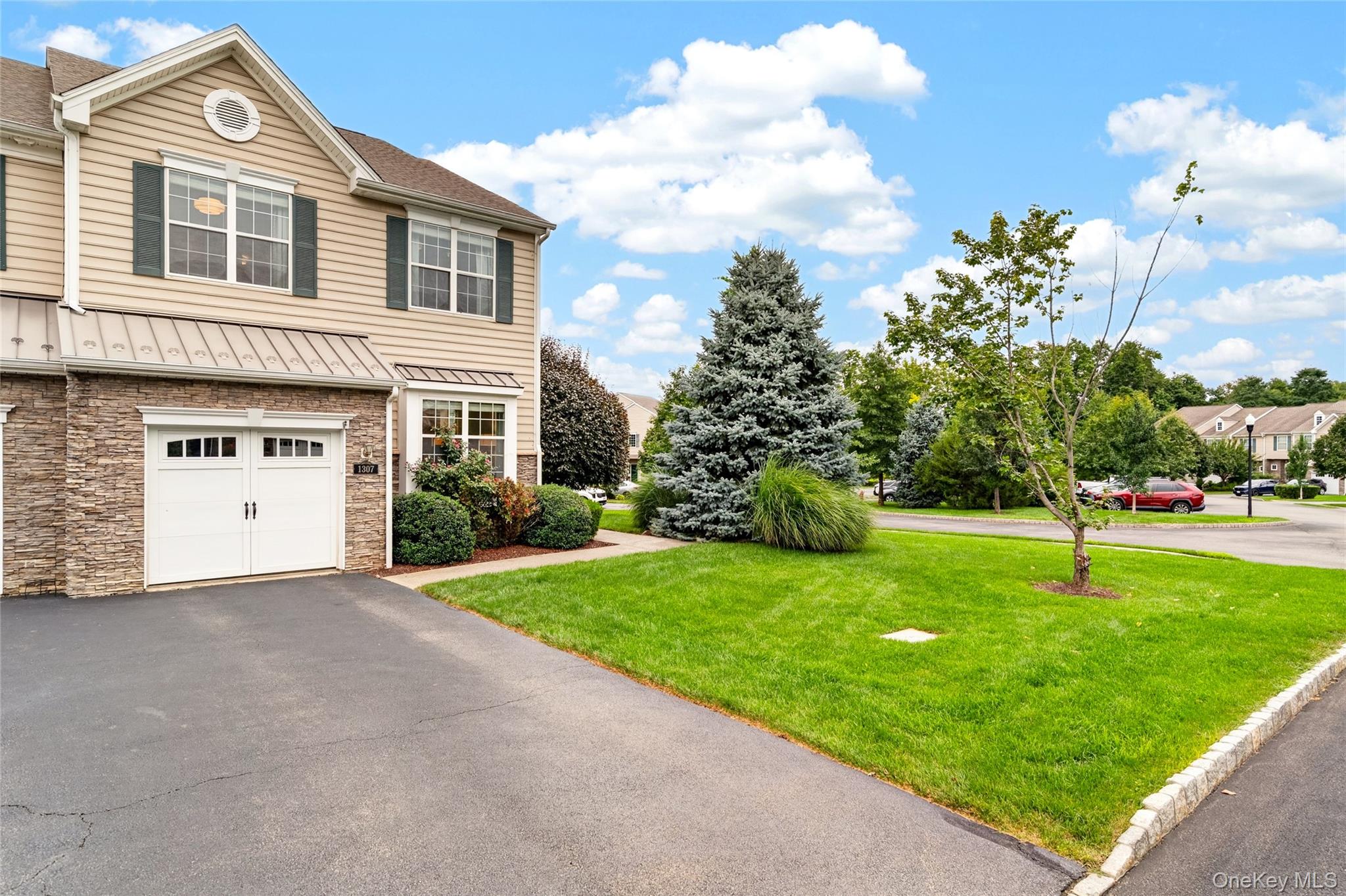 1307 Glastonbury Lane Property Photo 2