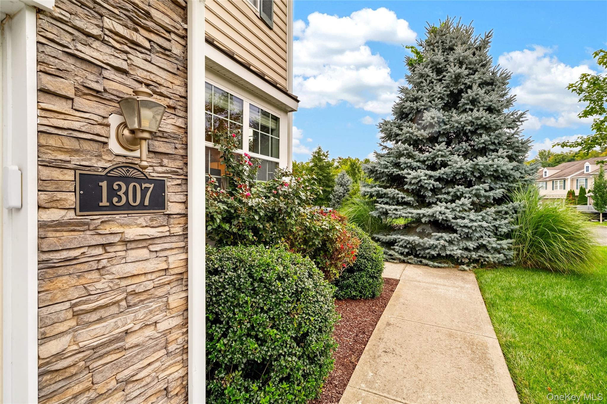 1307 Glastonbury Lane Property Photo 5