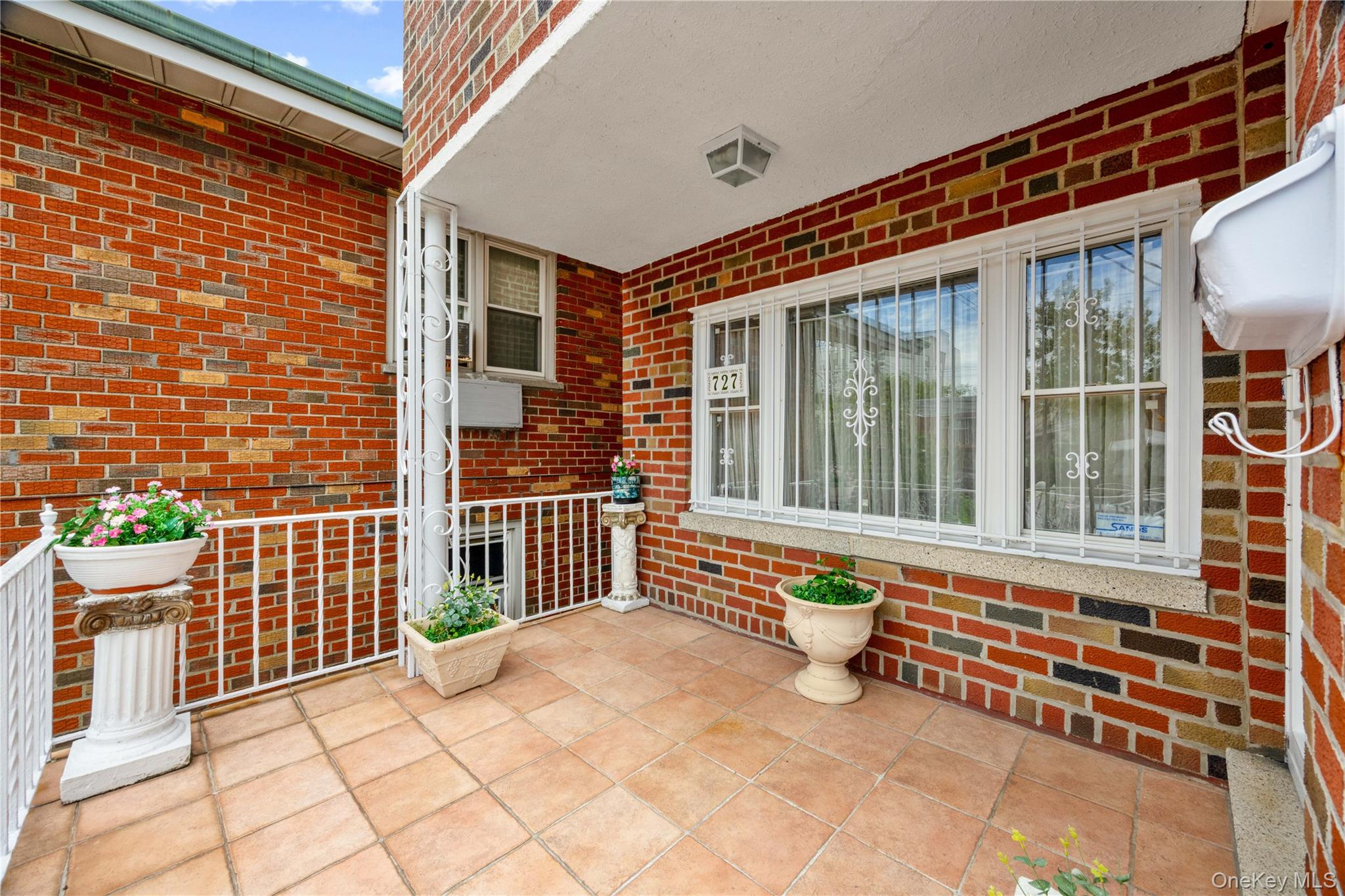 727 Hollywood Avenue Property Photo 4