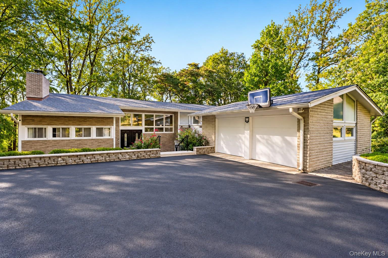 498 Winding Road Property Photo 1