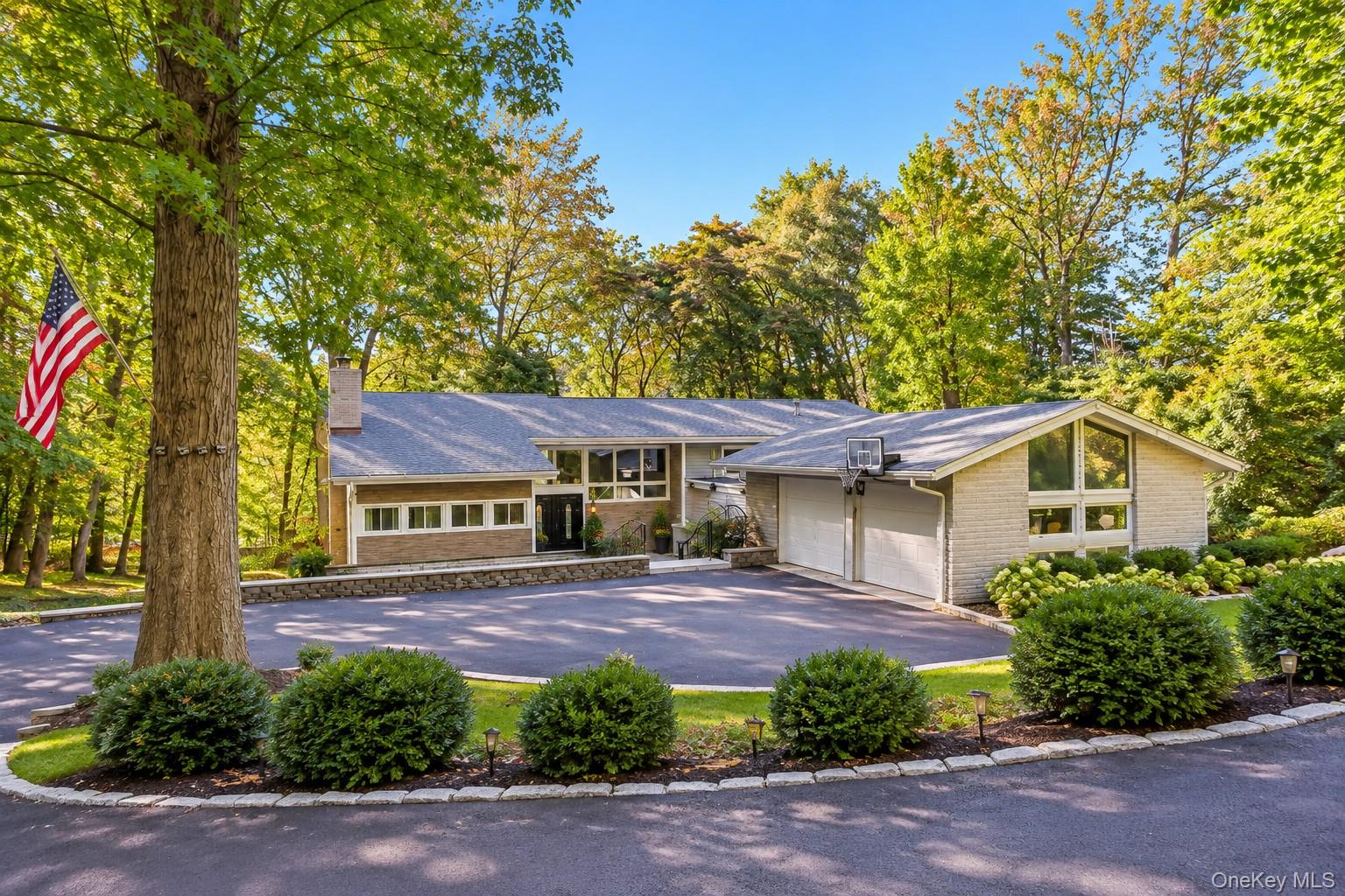 498 Winding Road Property Photo 2